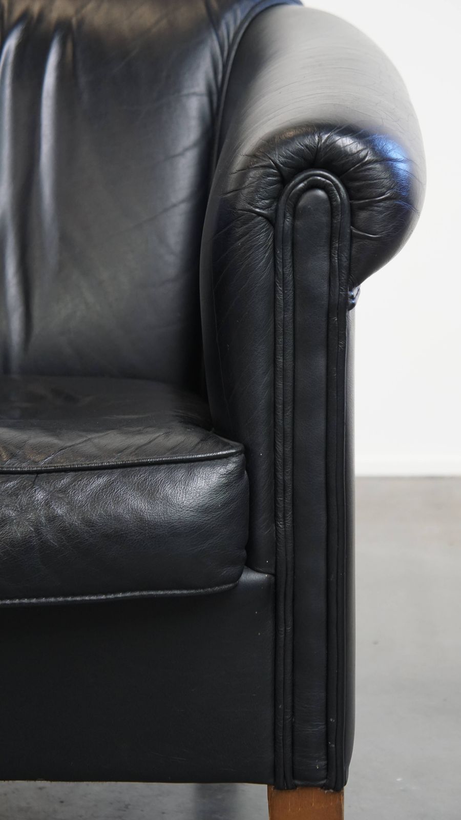 photo furniture Great Black Cowhide Club Chair In English Style With A Timeless Design