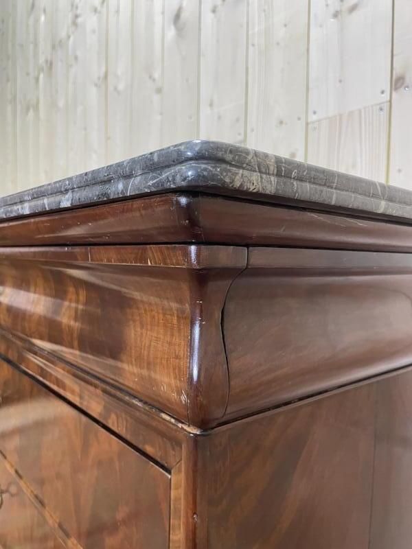 Commode époque Louis Philippe En Acajou Et Placage D’acajou Marbre Gris Veiné photo for sale