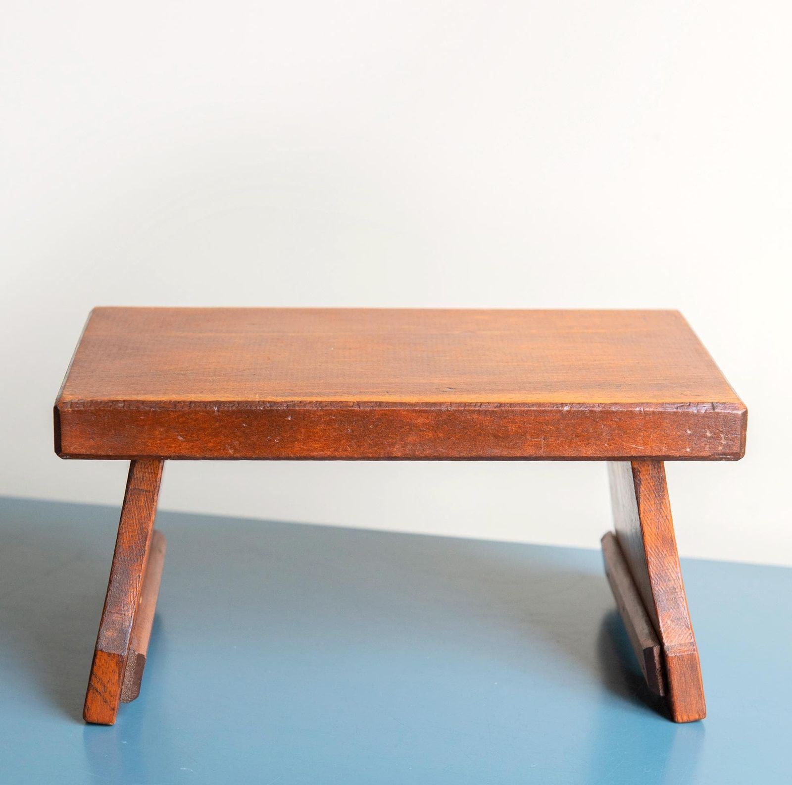 Petit tabouret d'époque, tabouret rustique en bois, table d'appoint brun foncé, banc rectangulaire ancien, sellette victorienne, tabouret de traite photo Mobilier