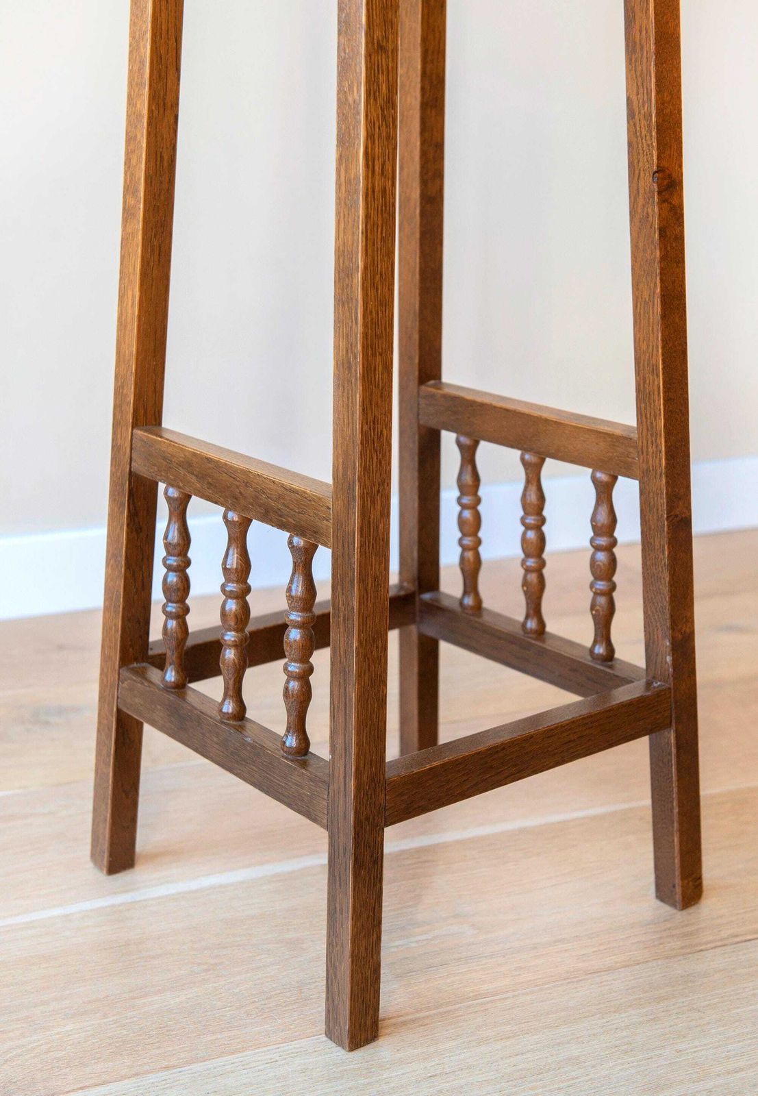 Eiken plantenstandaard, vintage houten kruk, handgesneden plantentafel, hoge vierkante bijzettafel, rustieke woondecoratie photo Meubels