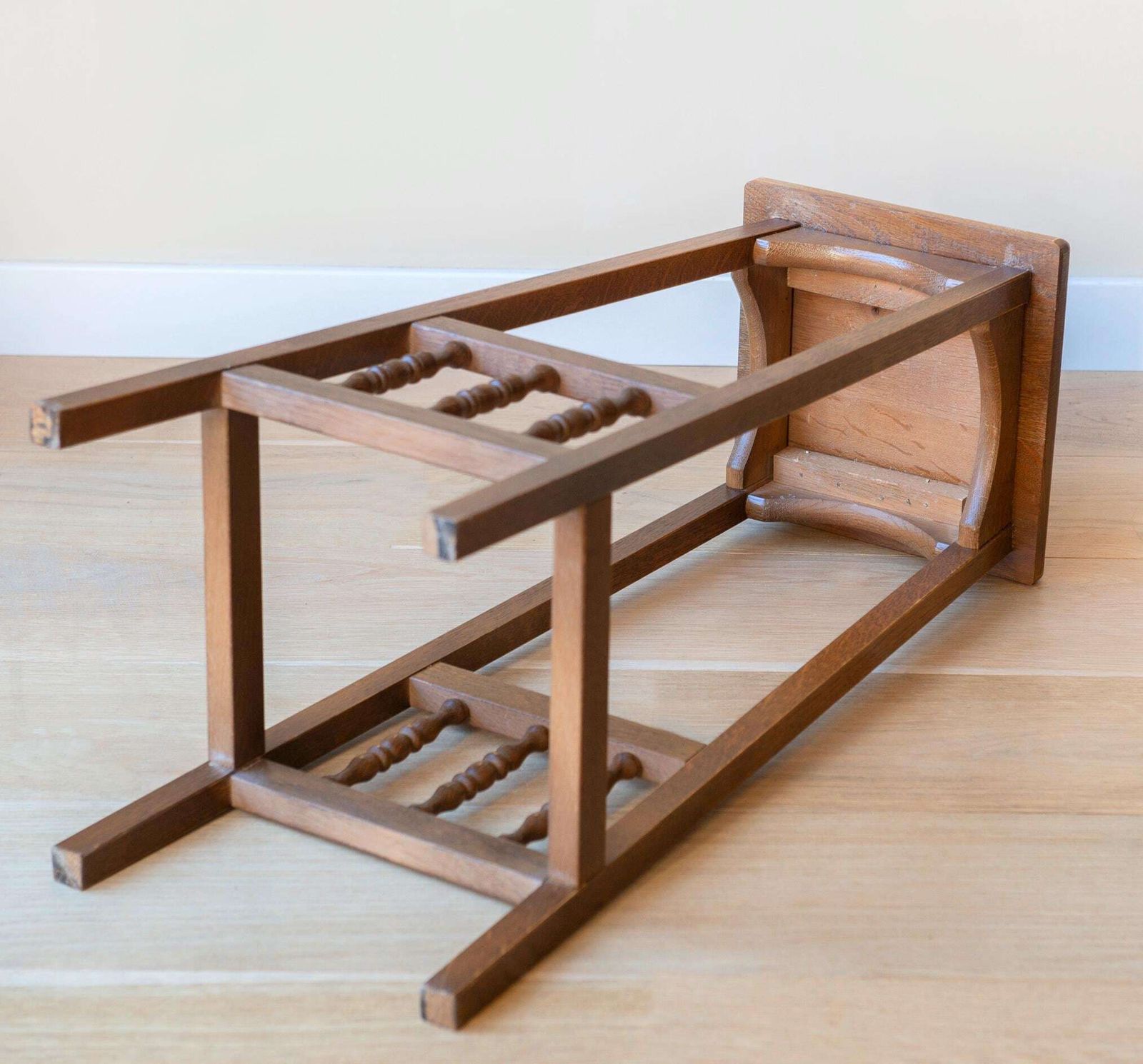 Eiken plantenstandaard, vintage houten kruk, handgesneden plantentafel, hoge vierkante bijzettafel, rustieke woondecoratie photo vinterior