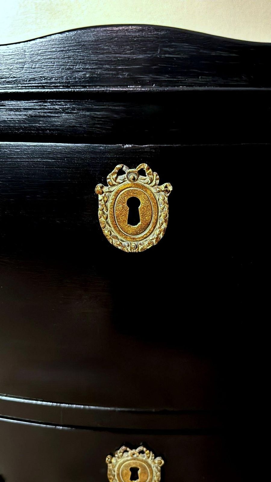 photo vintage Louis XV Style Black Lacquered Walnut Chest Of Drawers With Bronze Decorations