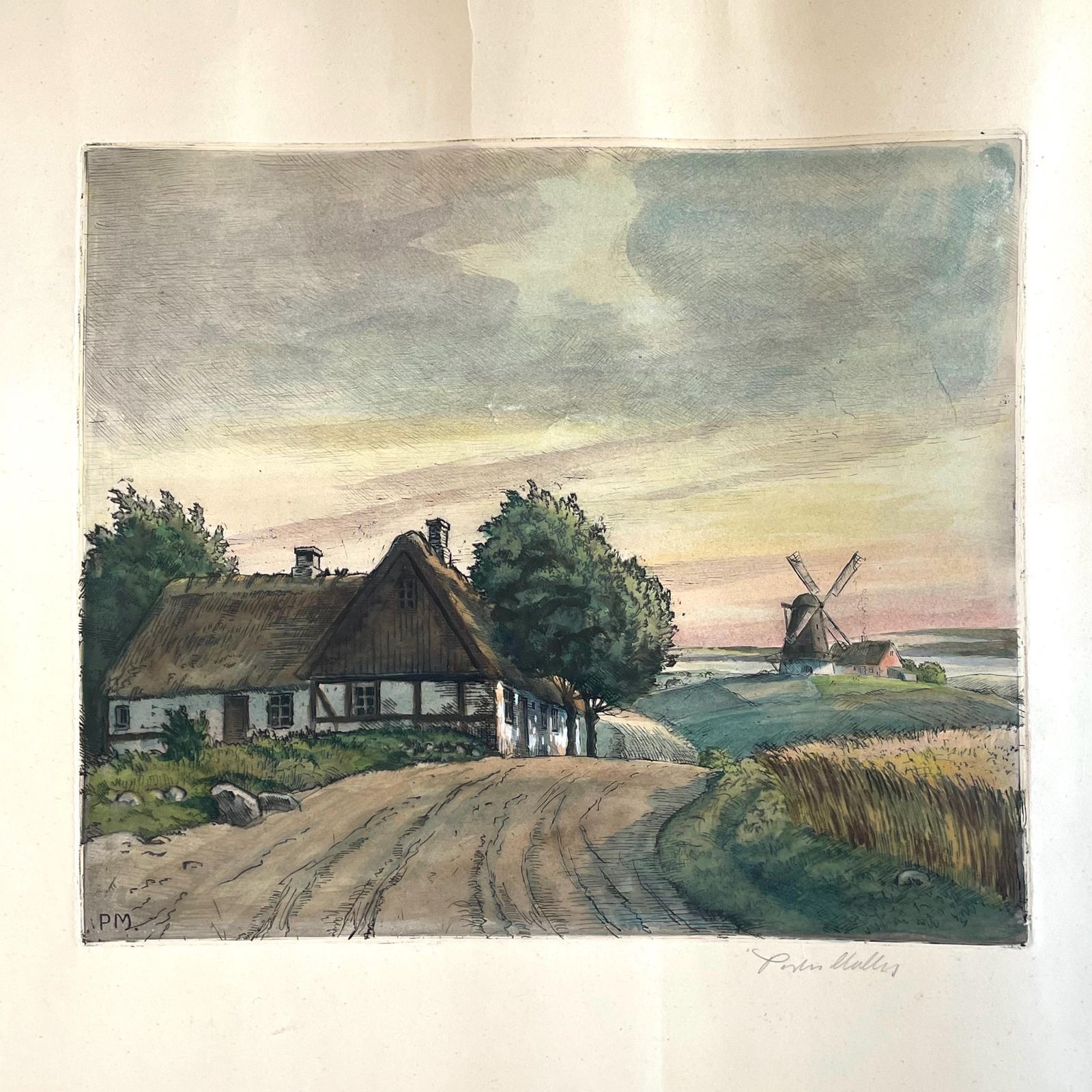 Deens Handgekleurde Ets Uit Het Begin Van De 20e Eeuw, Ca. Jaren 1930, Door Peder Møller (1890–1961) – Motief Van Boerderij En Molen