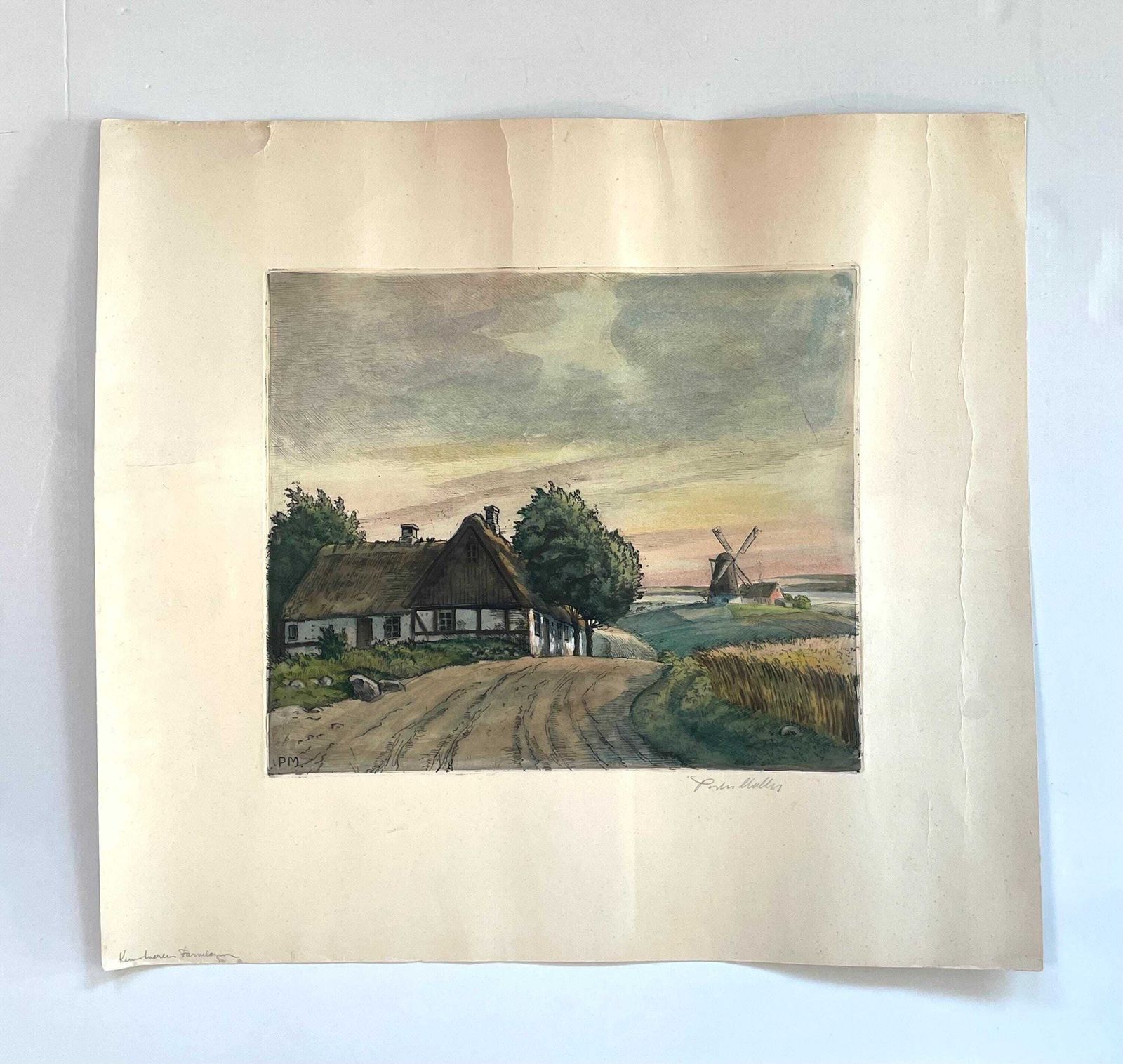 Deens Handgekleurde Ets Uit Het Begin Van De 20e Eeuw, Ca. Jaren 1930, Door Peder Møller (1890–1961) – Motief Van Boerderij En Molen photo for sale