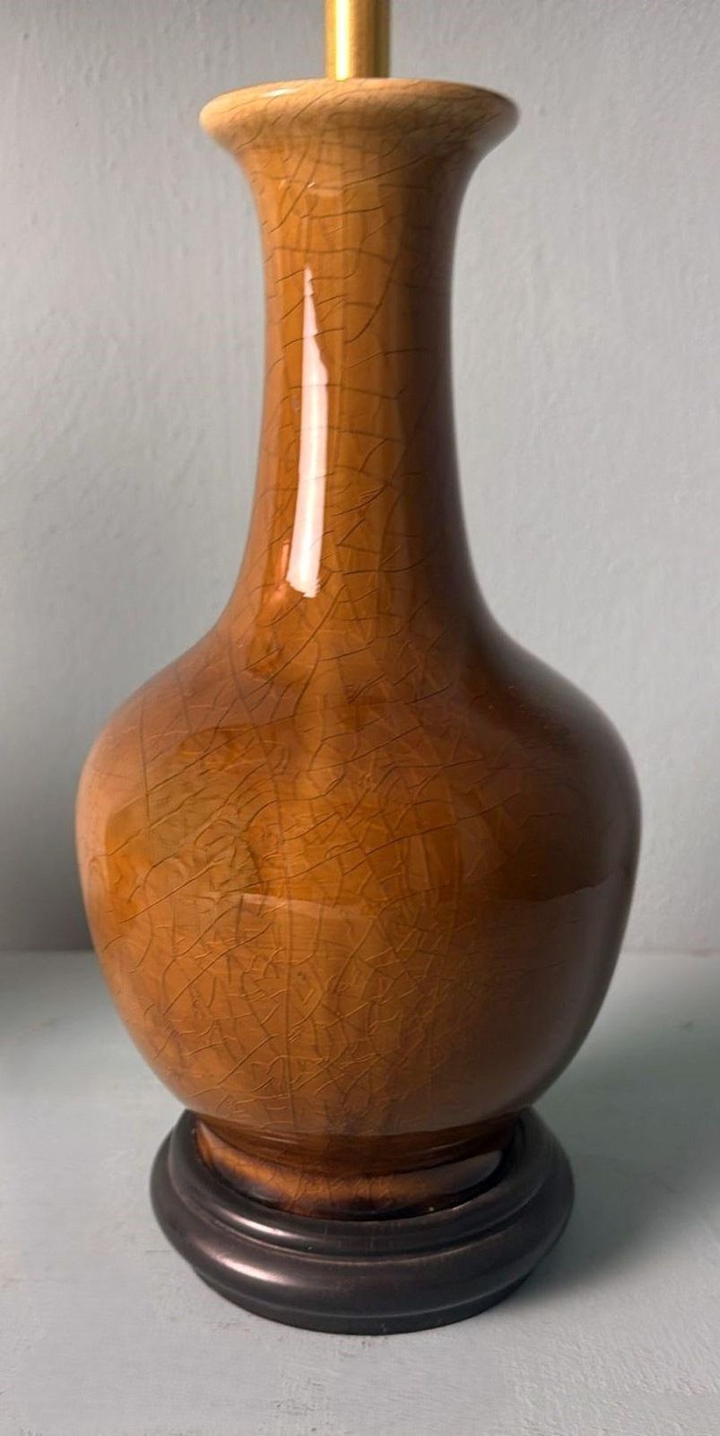 photo vinterior Pair Of Chinese Crackle Glazed Porcelain Lamps With Wooden Base And Lampshades
