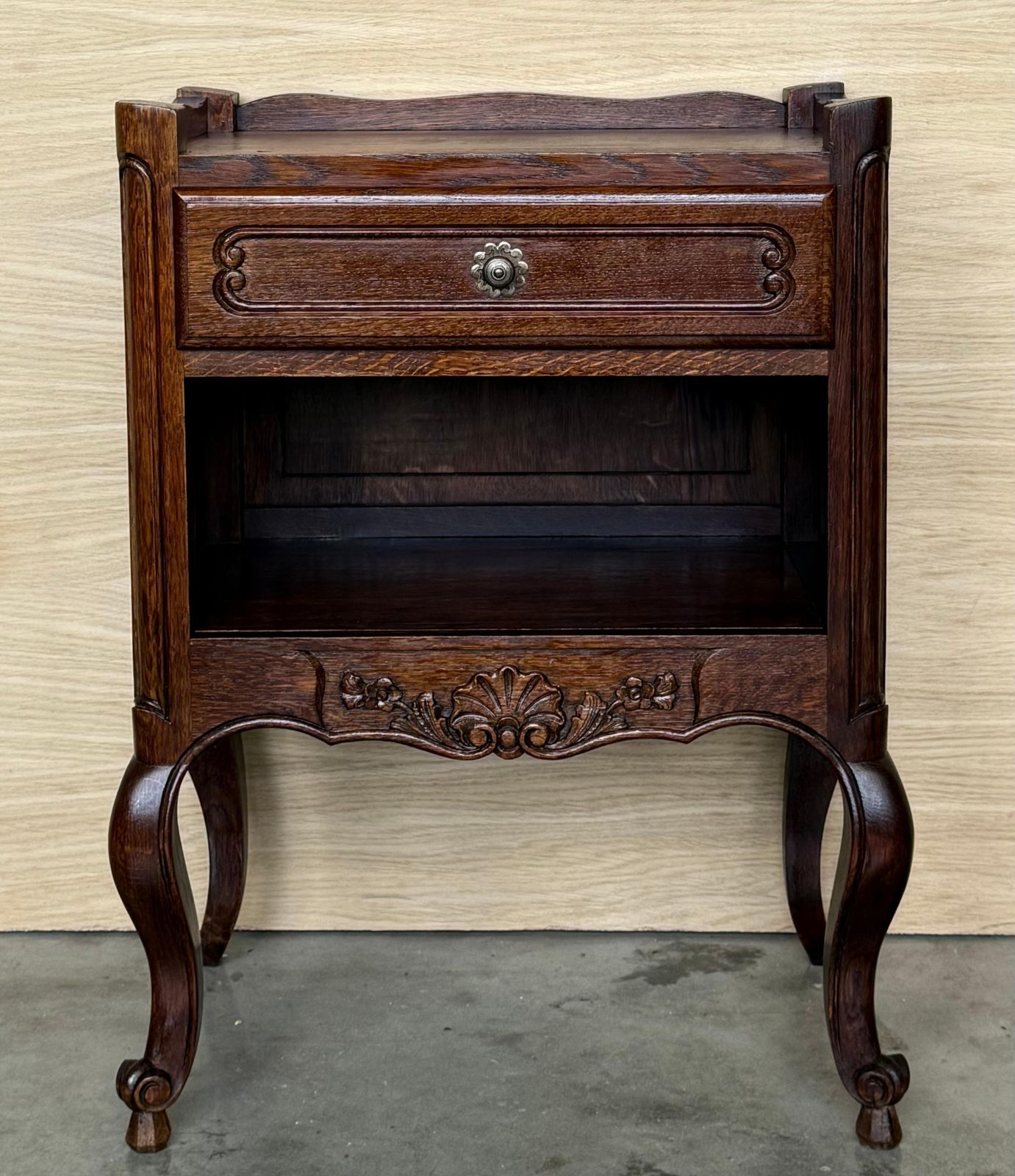 Tables de nuit de style Louis XVI à tiroirs et pieds en cabriole, années 1960, lot de 2 photo furniture