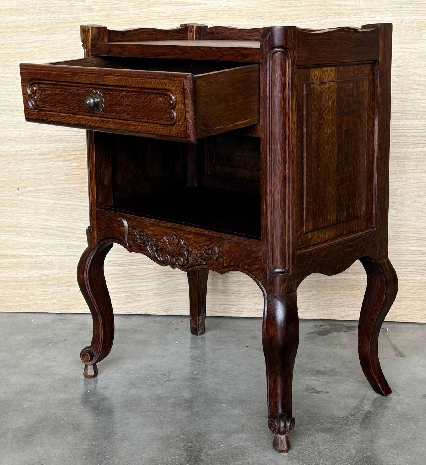 Tables de nuit de style Louis XVI à tiroirs et pieds en cabriole, années 1960, lot de 2 photo buy