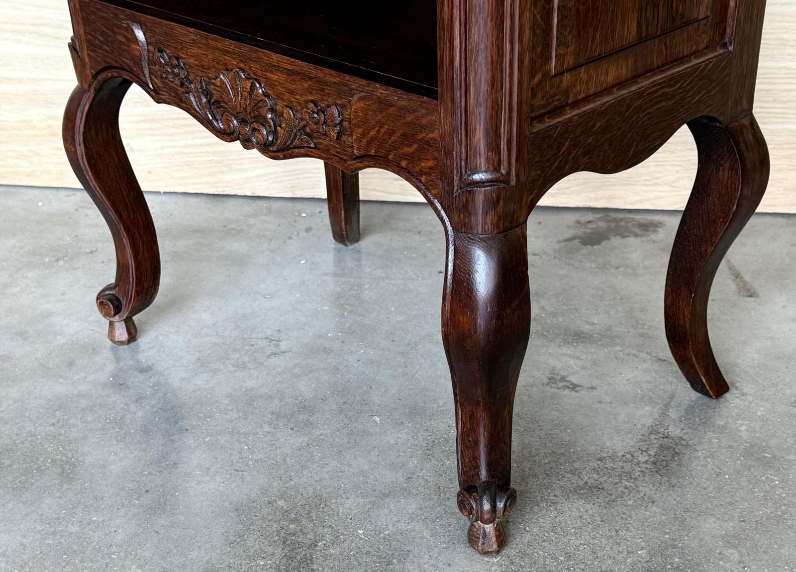2426.0 Tables de nuit de style Louis XVI à tiroirs et pieds en cabriole, années 1960, lot de 2 photo