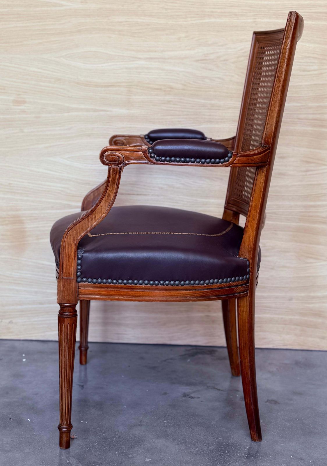Fauteuil espagnol en bois avec assise en cuir, début du XXe siècle photo vinterior