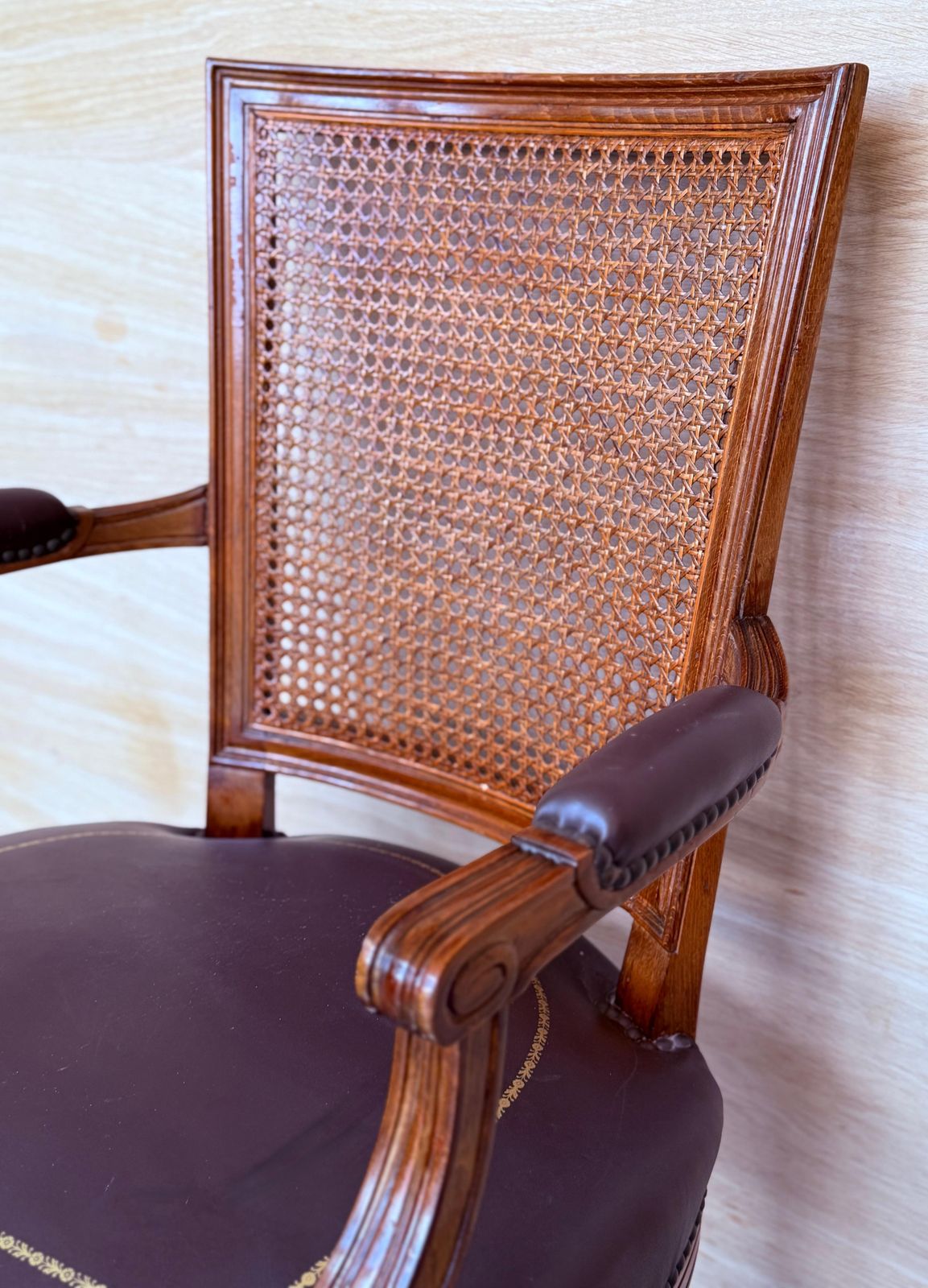 Fauteuil espagnol en bois avec assise en cuir, début du XXe siècle photo buy