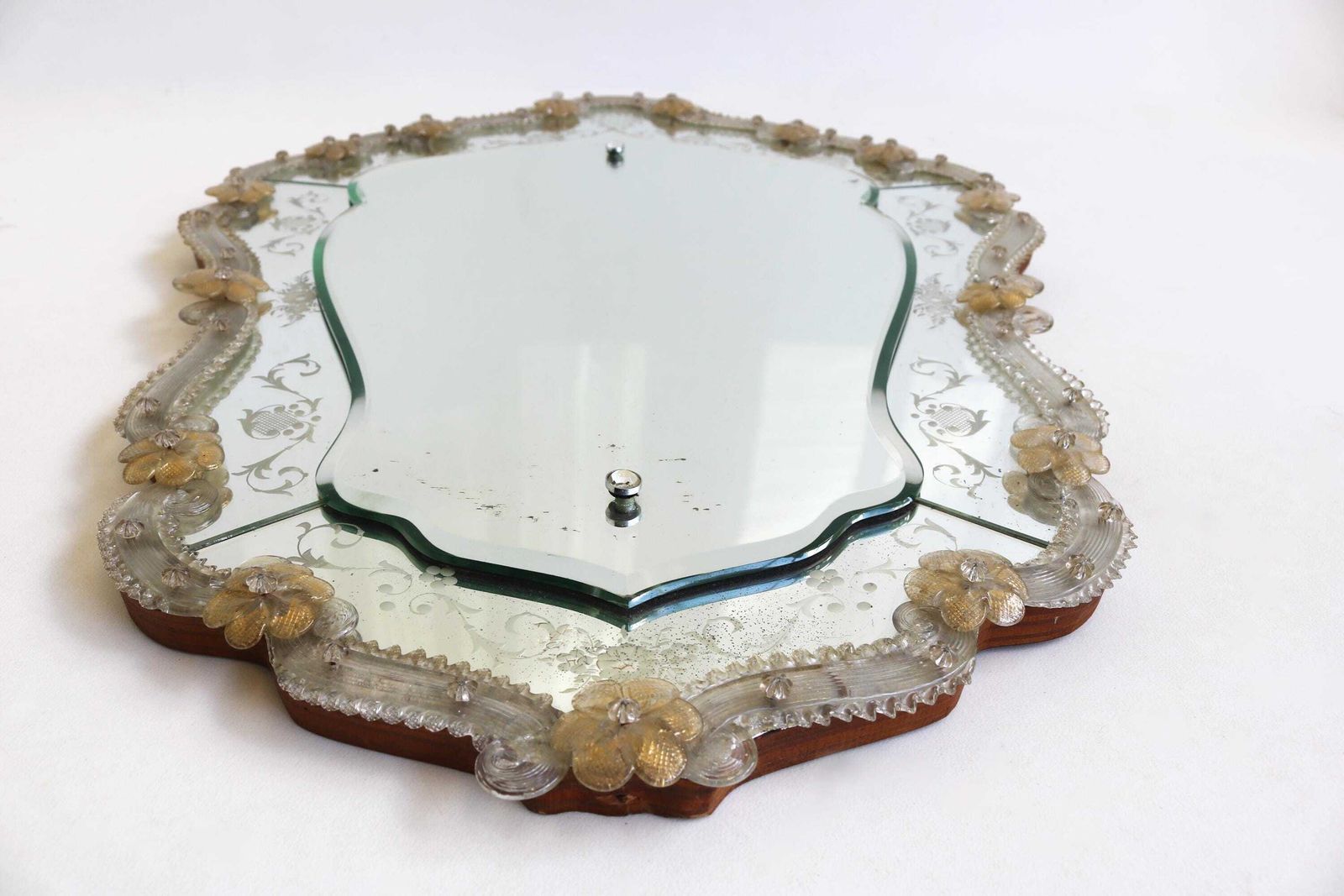 Grote Italiaanse Venetiaanse Murano Glazen Spiegel Gegraveerd Handgemaakt Handgeblazen Bloemen Mid Century Jaren 1950 photo furniture