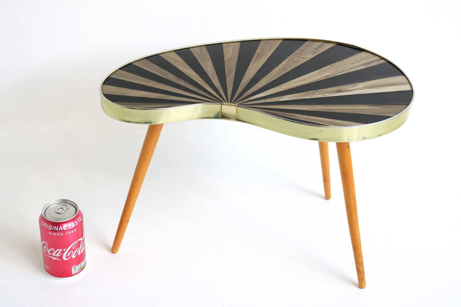 photo furniture Vintage Niervormig Bijzettafeltje | Plantentafel | Zonnestralen | Mid Century Plantentafel | Bloemen Salontafel | Jaren 60 | Duits | Rockabilly | Space Age | Atomic Age