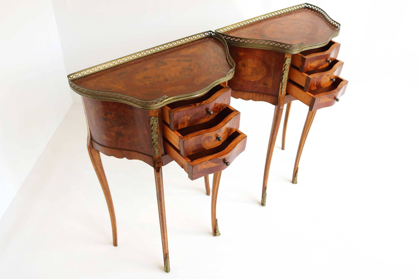 Vintage Paar Franse Nachtkastjes – Louis XV Stijl Met Marqueterie En Ormolu Beslag, Ca. Jaren 1960 photo Meubels