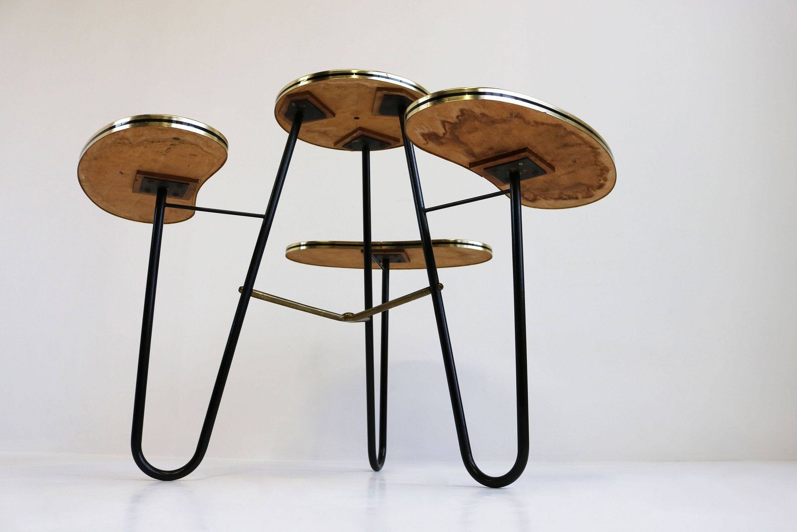 photo furniture Zeldzame Minimalistische Vintage Plantenstandaard – 60s Design, Niervormig, Mid Century Modern