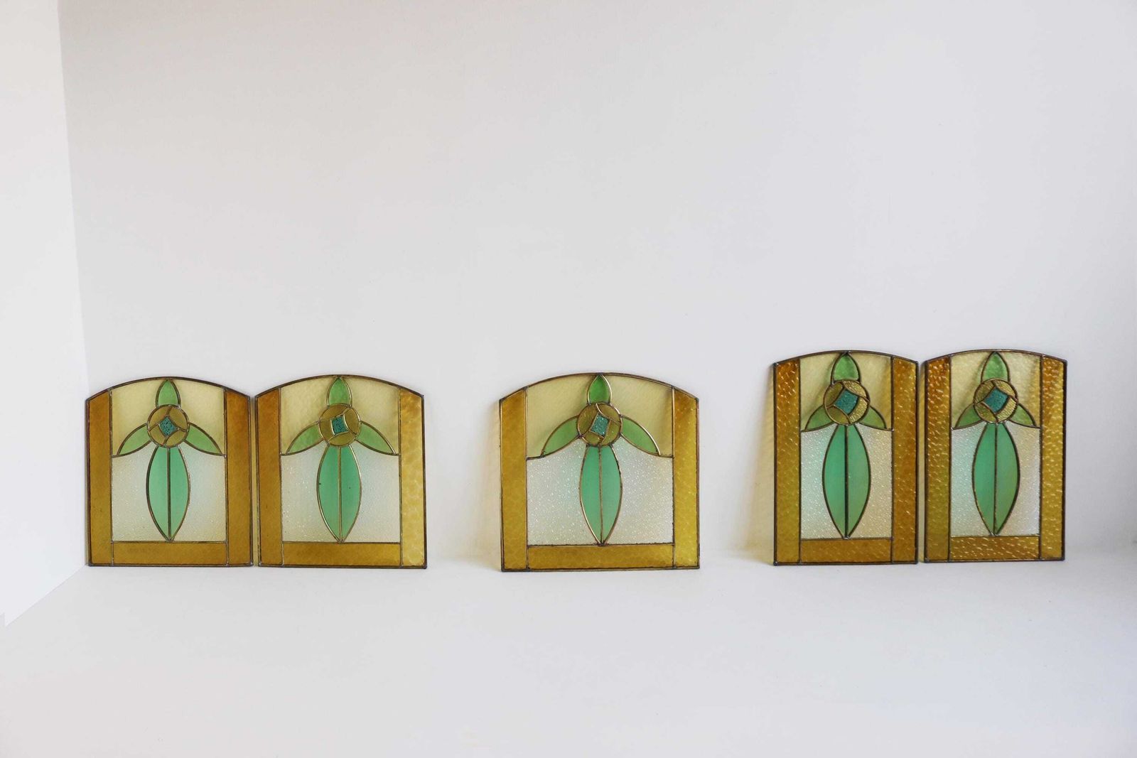 photo furniture Set Van 5 Antieke Art Deco Glas In Lood Panelen Met Bloemmotief – Raampanelen Ca. Jaren 1920–1930