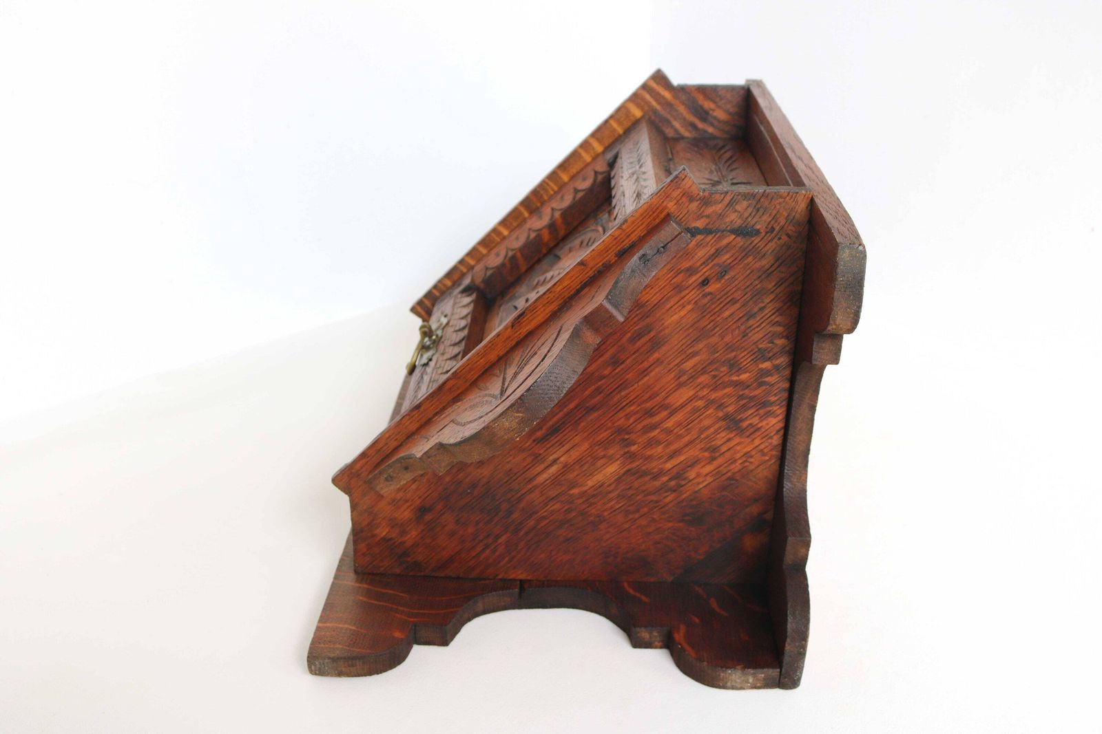 photo furniture Antiek 19e Eeuws Frans Bretons Renaissance Eiken Gesneden Hoekwandkastje Met Ridder, Ca. 1880 – Medicijn , Badkamer  En Keukenkast