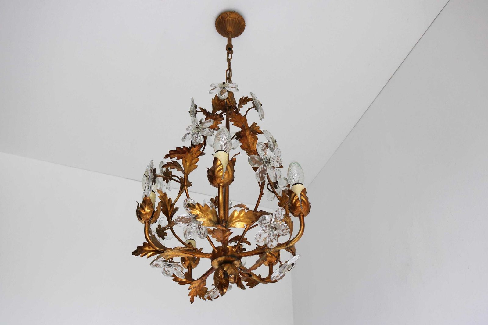 Mid Century Italiaanse Tole Kroonluchter Met Kristallen Bloemen – Hollywood Regency Hanglamp, Ca. Jaren 1950 photo furniture