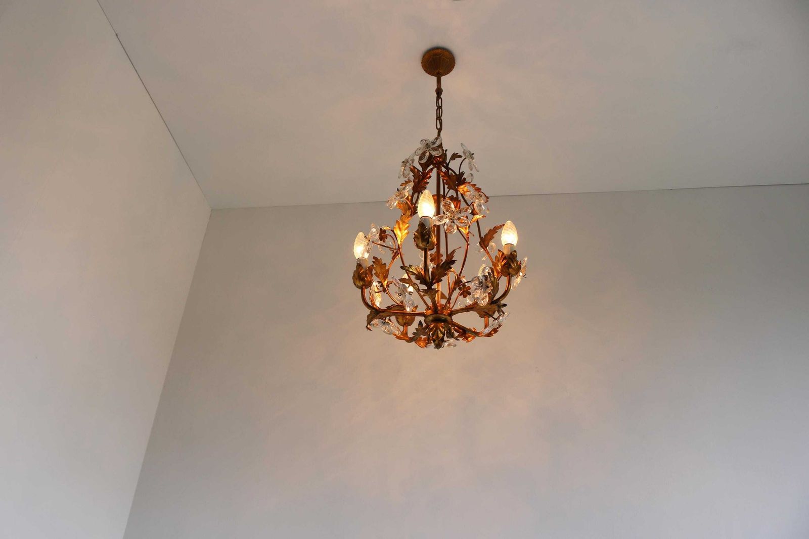 Mid Century Italiaanse Tole Kroonluchter Met Kristallen Bloemen – Hollywood Regency Hanglamp, Ca. Jaren 1950 photo vinterior