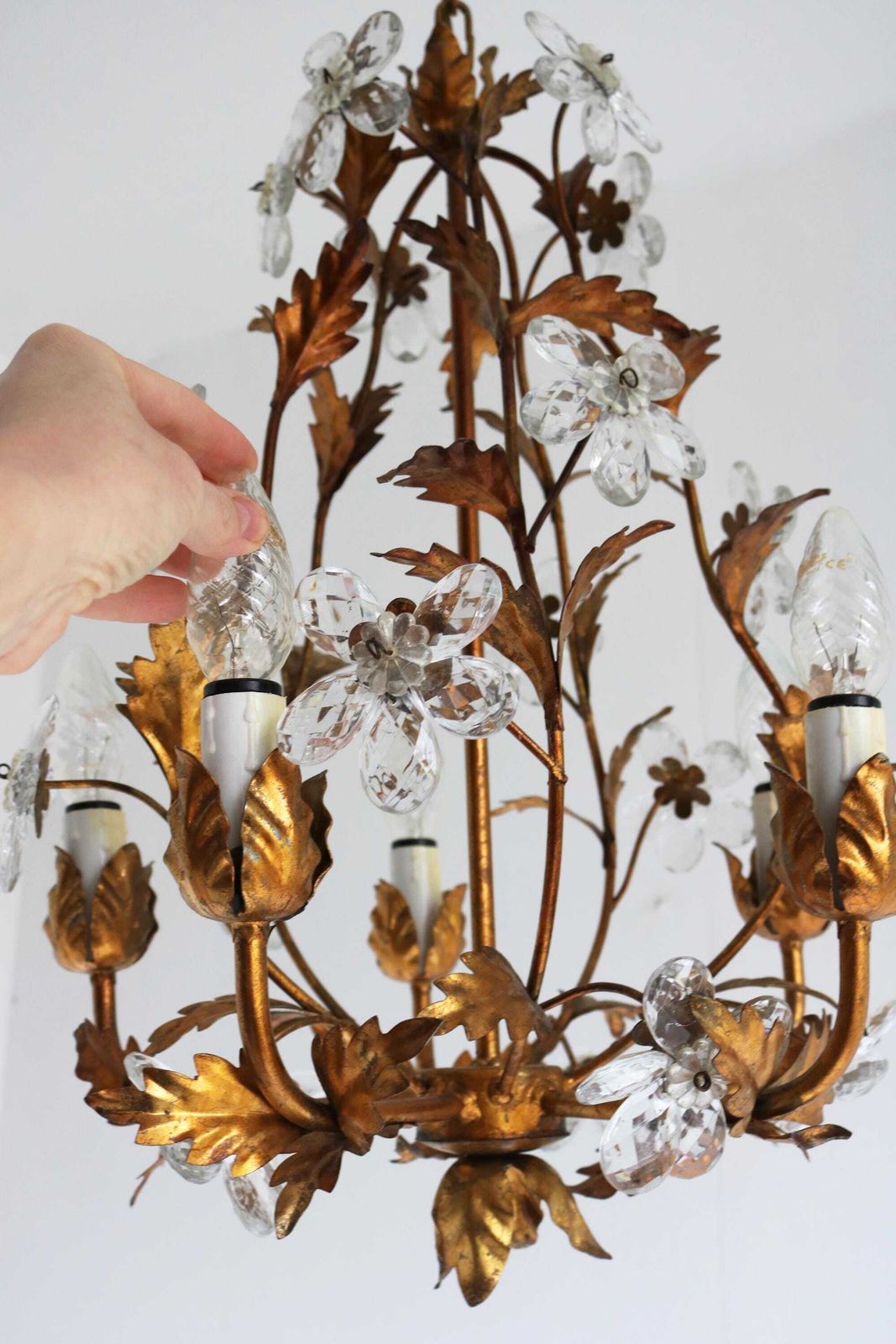 photo furniture Mid Century Italiaanse Tole Kroonluchter Met Kristallen Bloemen – Hollywood Regency Hanglamp, Ca. Jaren 1950