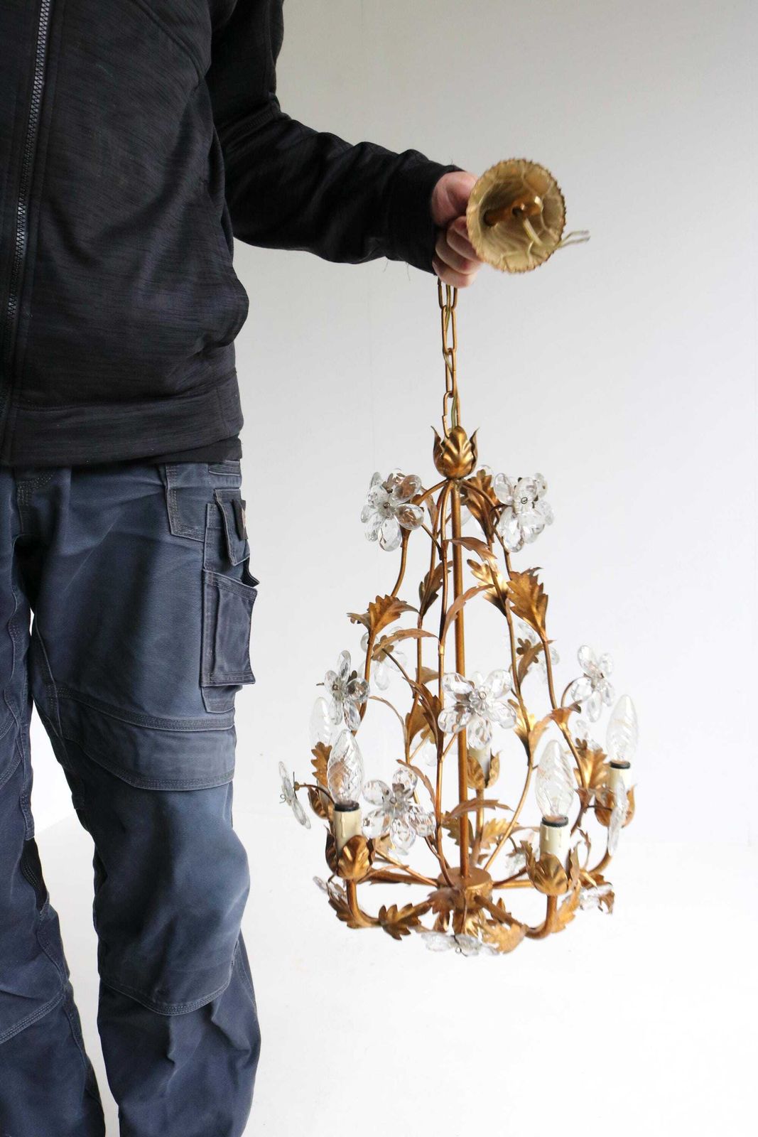 photo for sale Mid Century Italiaanse Tole Kroonluchter Met Kristallen Bloemen – Hollywood Regency Hanglamp, Ca. Jaren 1950