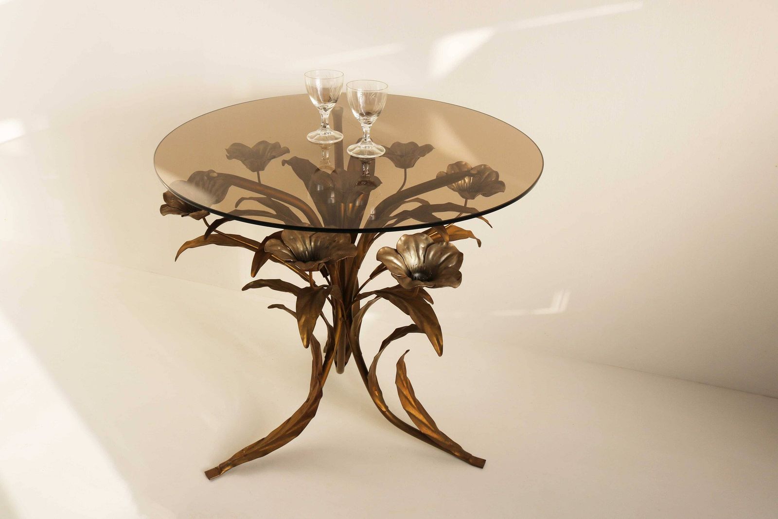 Mid Century Verguld Florentijns Bijzettafeltje Van Hans Kögl – Hollywood Regency Verguld Metaal Duits Rond Salontafeltje 1960s Design Rookglas Tafel photo 1056.0