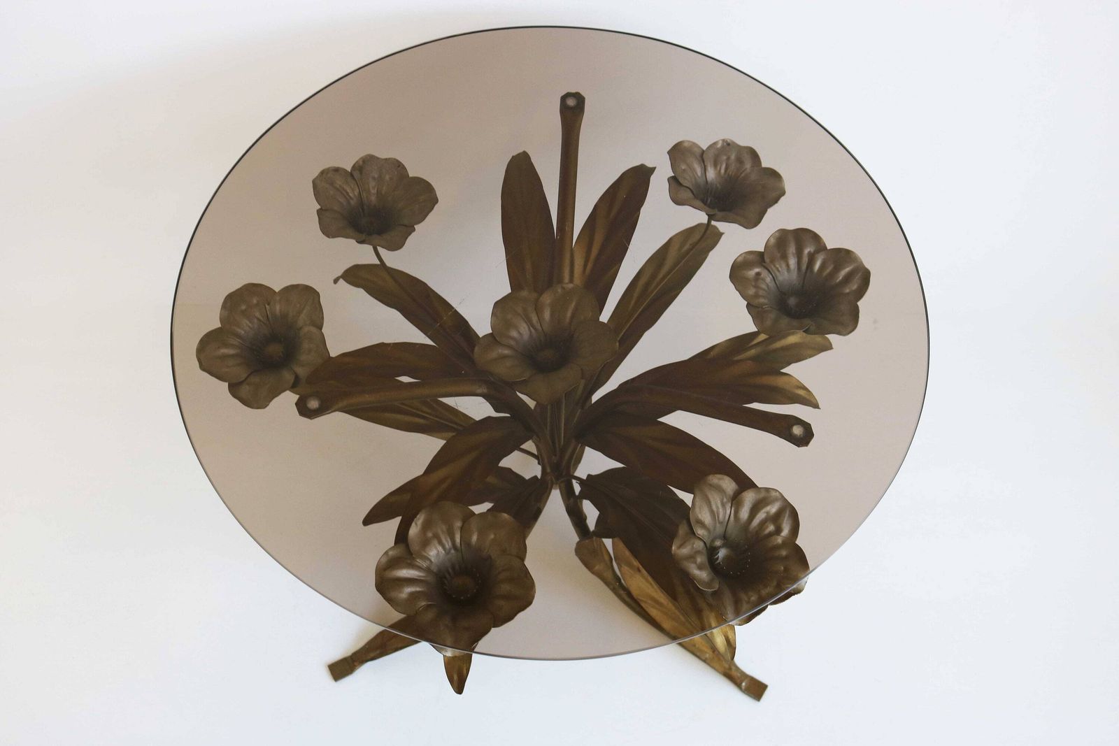 photo for sale Mid Century Verguld Florentijns Bijzettafeltje Van Hans Kögl – Hollywood Regency Verguld Metaal Duits Rond Salontafeltje 1960s Design Rookglas Tafel