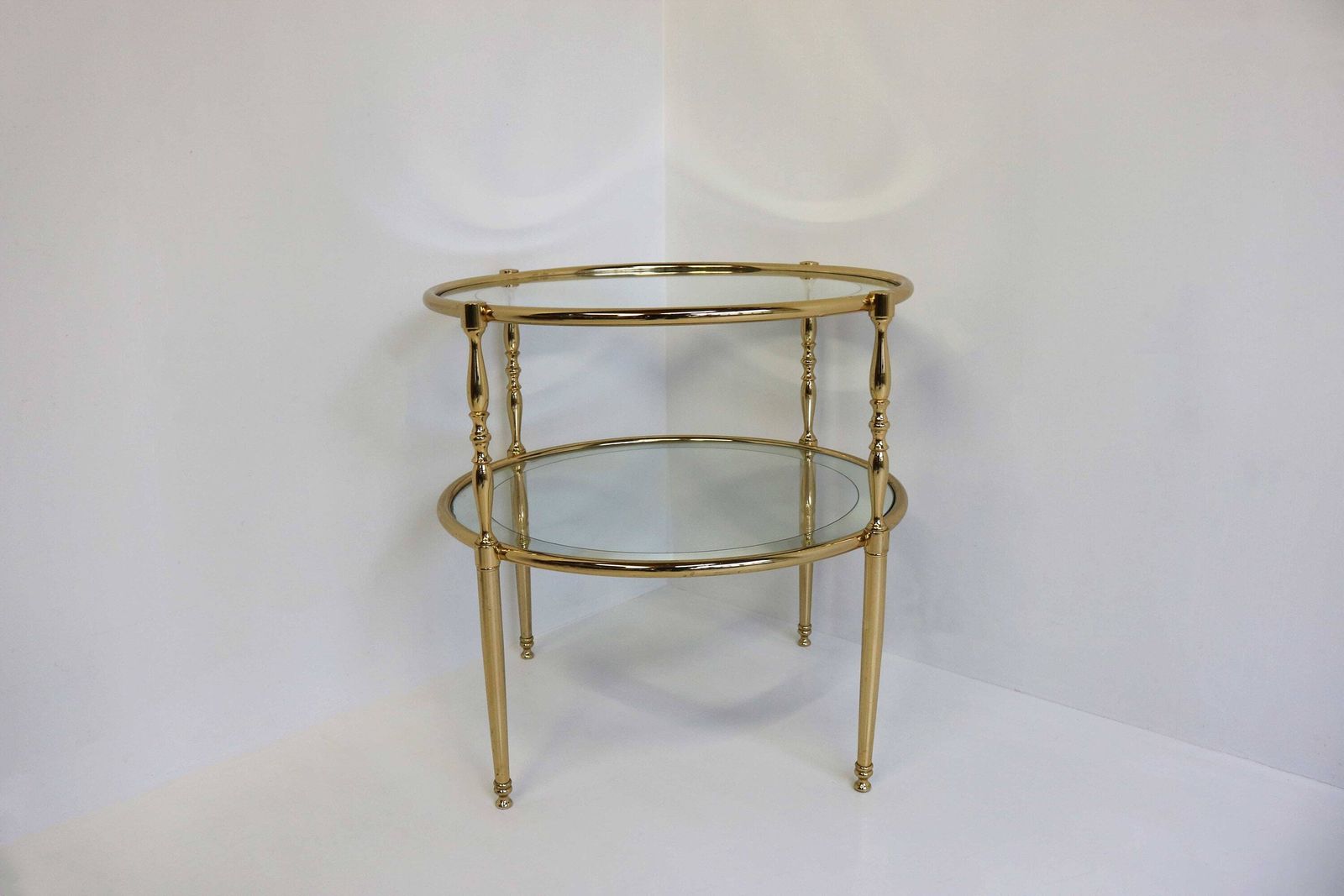 Ronde Messing Bijzettafel Met Glazen Schappen Omgeven Door Een Verzilverde Spiegel, Frans. Ca. 1970 Hollywood Regency Gouden Salontafel/Bijzettafel photo 1281.0