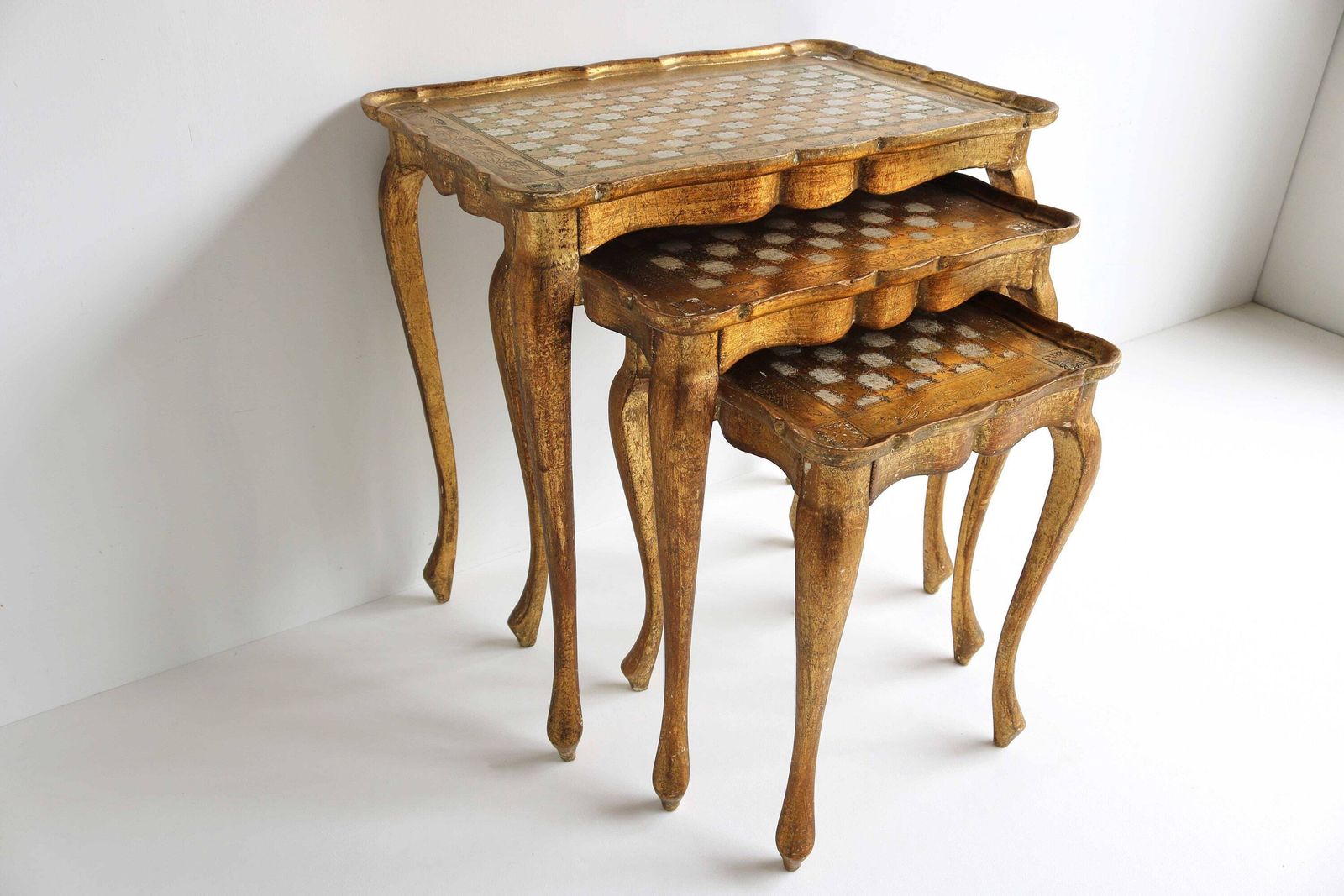 Regency Florentine Coffee Tables In Gilded Wood, 1960s, Set Of 3 Italian Nesting Tables Neoclassical Gilded Side Tables Golden Hand Painted photo furniture