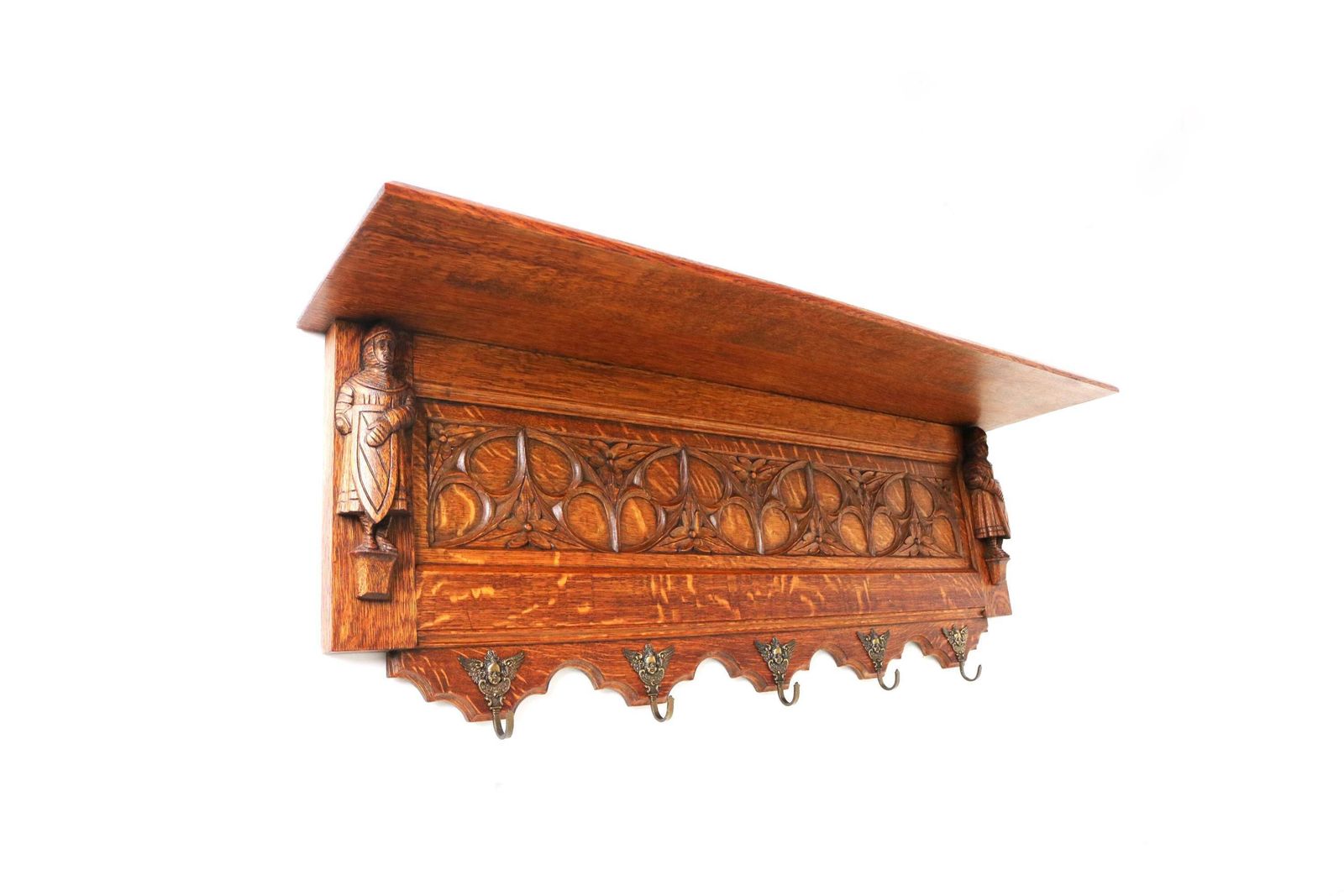 Antiek Handgesneden Gothic Revival Eiken Wandkapstok Met Messing Haken, Twee Ridders, Bloemmotieven, Hoedenrek, Kledinghaak, Keukenrek En Boekenplank, Ca. 1910