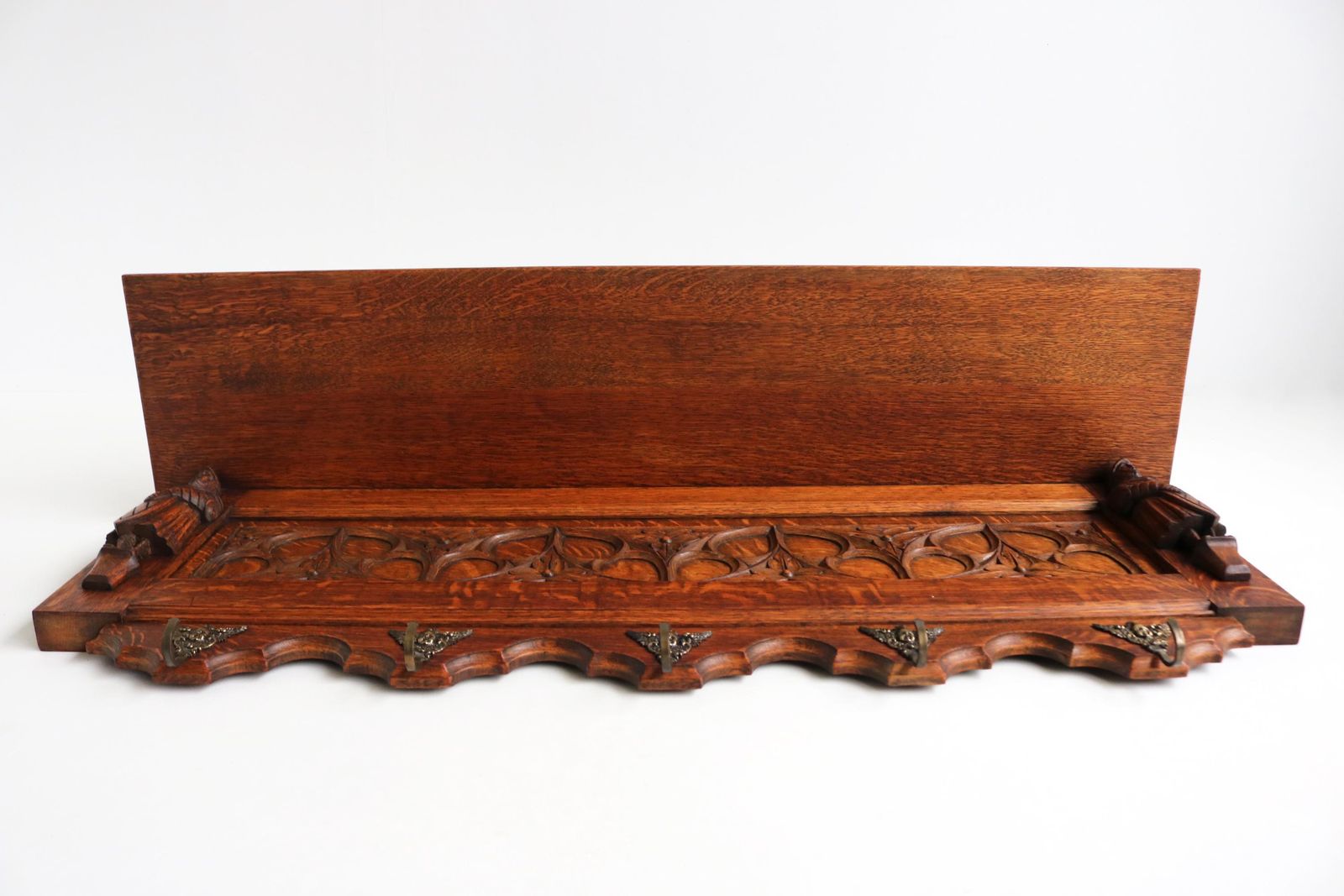 Antiek Handgesneden Gothic Revival Eiken Wandkapstok Met Messing Haken, Twee Ridders, Bloemmotieven, Hoedenrek, Kledinghaak, Keukenrek En Boekenplank, Ca. 1910 photo vintage