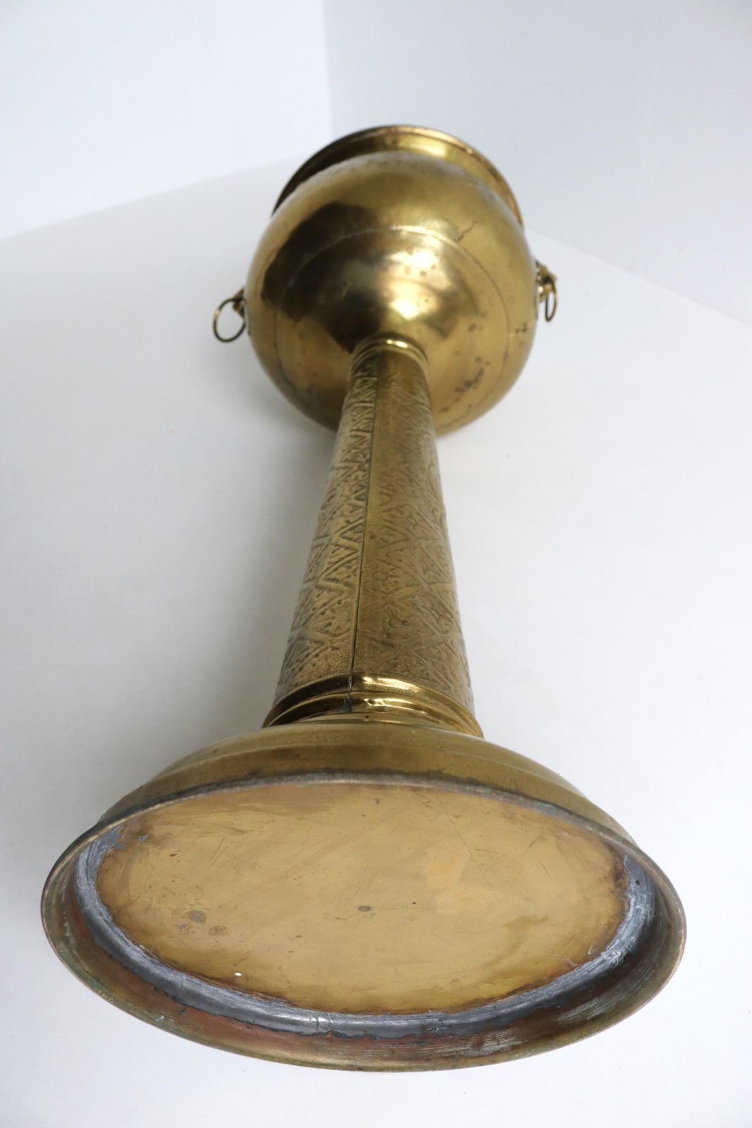 photo furniture Antique Copper Jardiniere On Stand Floral And Lion Head Decor Standing Brass Flowerpot Plant Stand Ice Bucket Wine Cooler On Stand 1900s