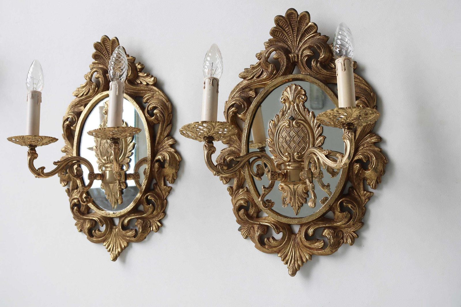 Paar Franse Wandlampen Met Spiegelrug En Dubbele Armen – Verguld Messing/Brons In Louis XV Stijl – Ca. Jaren 1950 photo furniture