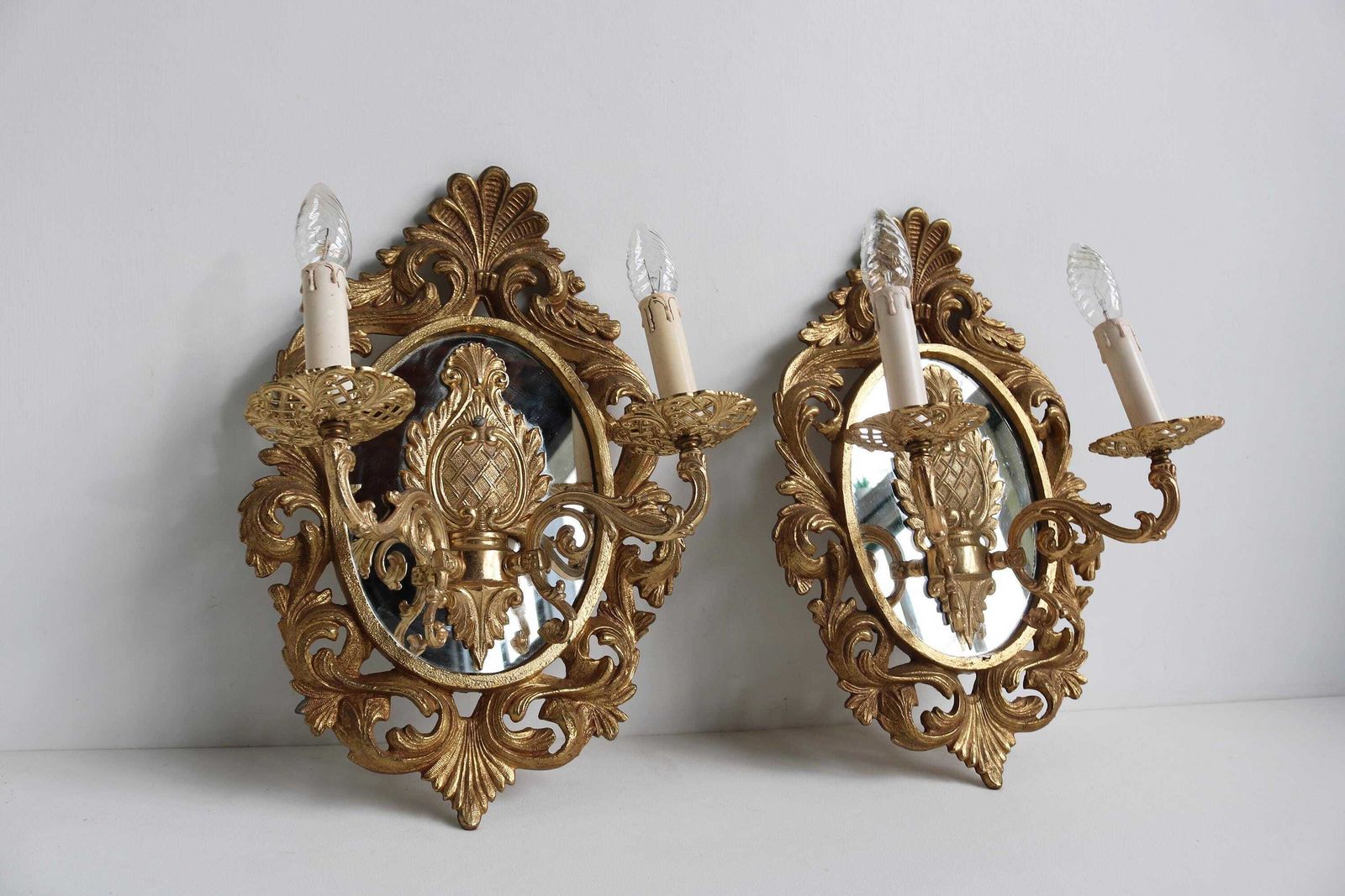 Paar Franse Wandlampen Met Spiegelrug En Dubbele Armen – Verguld Messing/Brons In Louis XV Stijl – Ca. Jaren 1950 photo vinterior