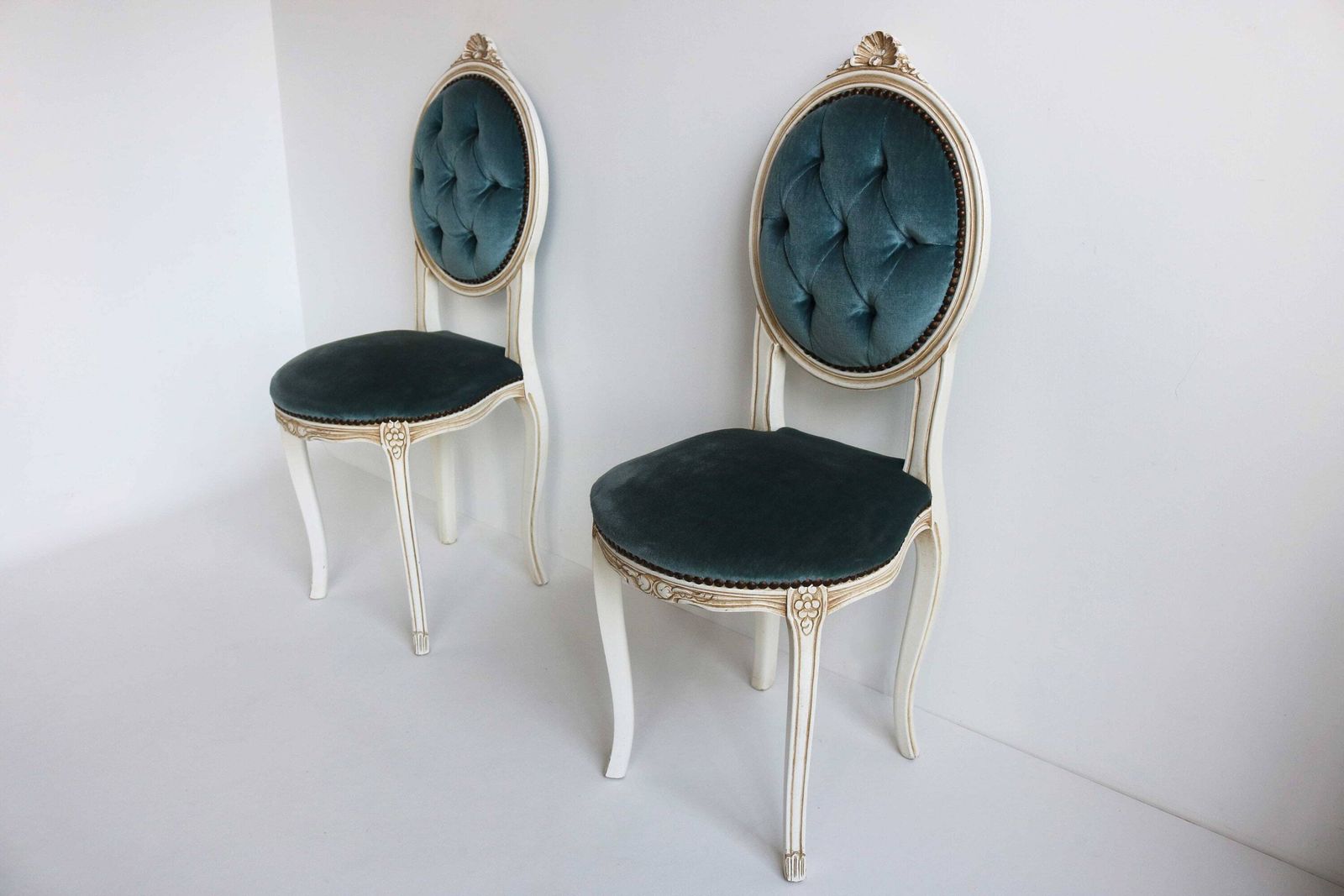 Paar Boudoirstoelen In Regency Stijl – Set Van Twee Fluwelen Stoelen Met Handgesneden Frame, Jaren 1960 photo 1074.0