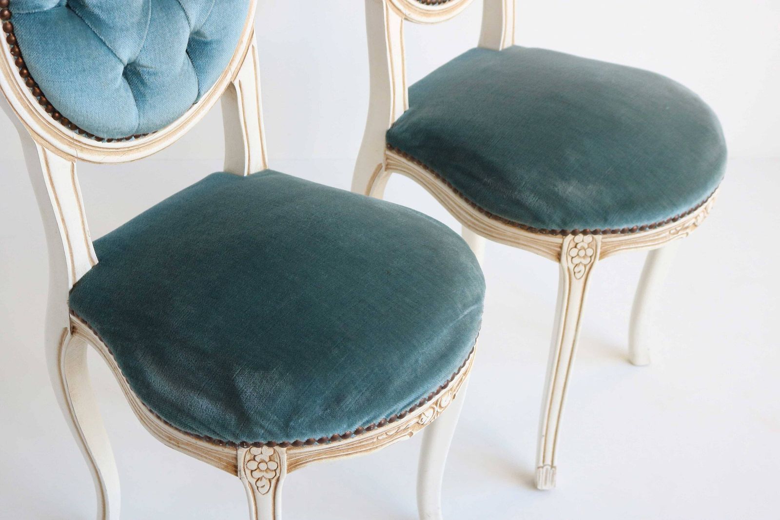Twee Louis XV Stijl Gestoffeerde Stoelen Met Blauw Gewatteerd Stof – Sierlijke Bijzetstoelen / Kaptafelstoelen – Slaapkamerstoelen – Hollywood Regency – Italiaans – Ca. Jaren 1960 photo vintage