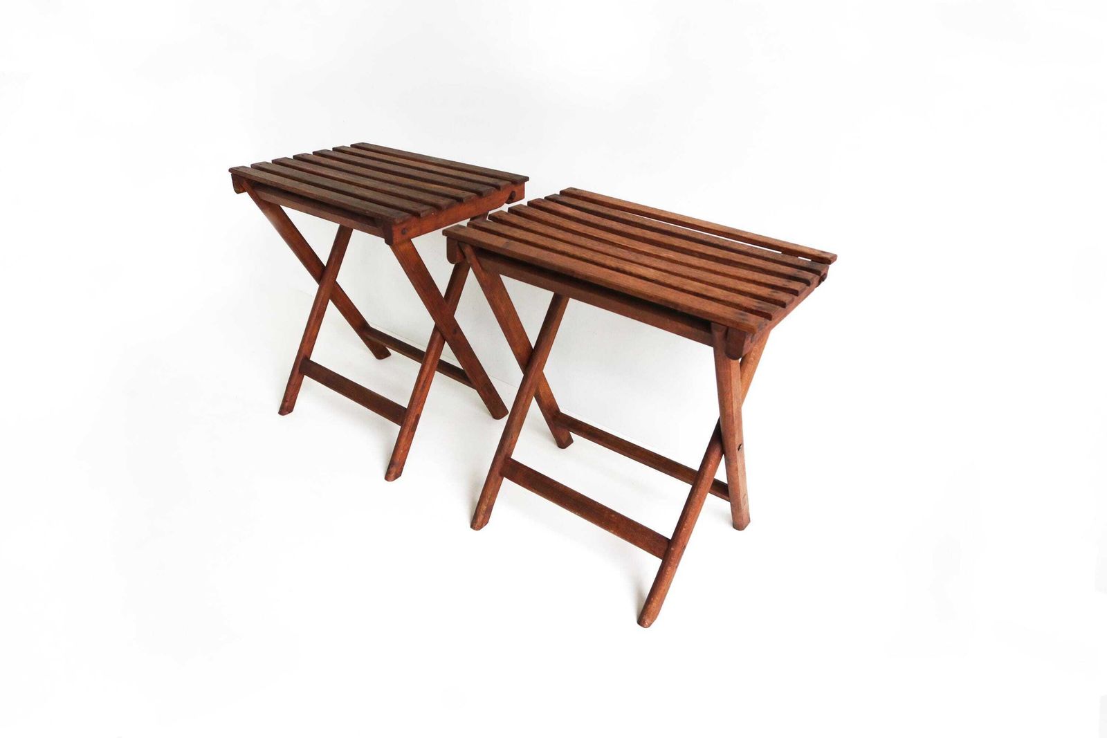 Set Van Twee Vintage Houten Klapstoelen/Klaptatels Met Houten Latten – Bijzettafels, Plantenstandaards, Nachtkastjes, Voetsteunen – Ca. Jaren 1960