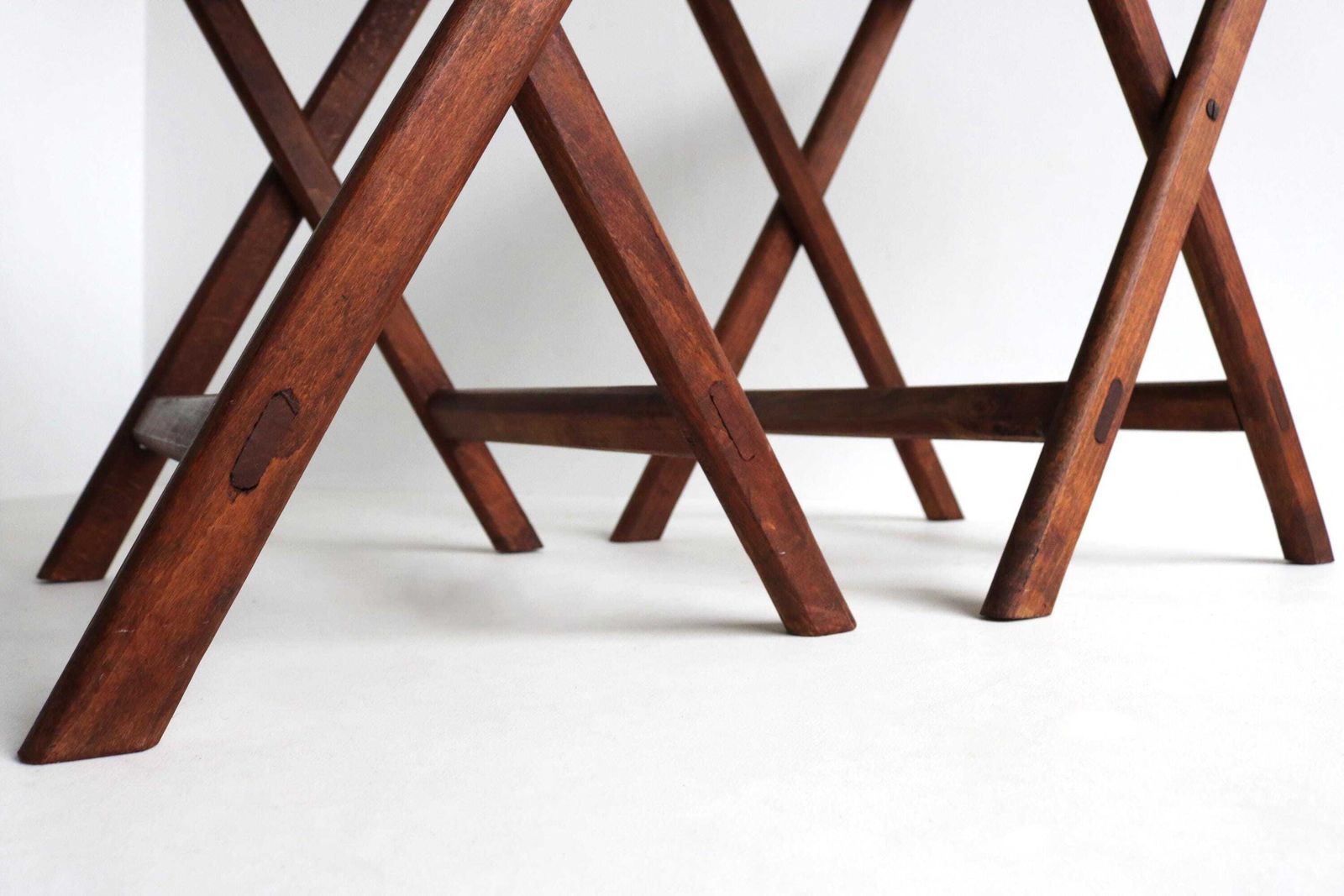 photo furniture Set Van Twee Vintage Houten Klapstoelen/Klaptatels Met Houten Latten – Bijzettafels, Plantenstandaards, Nachtkastjes, Voetsteunen – Ca. Jaren 1960