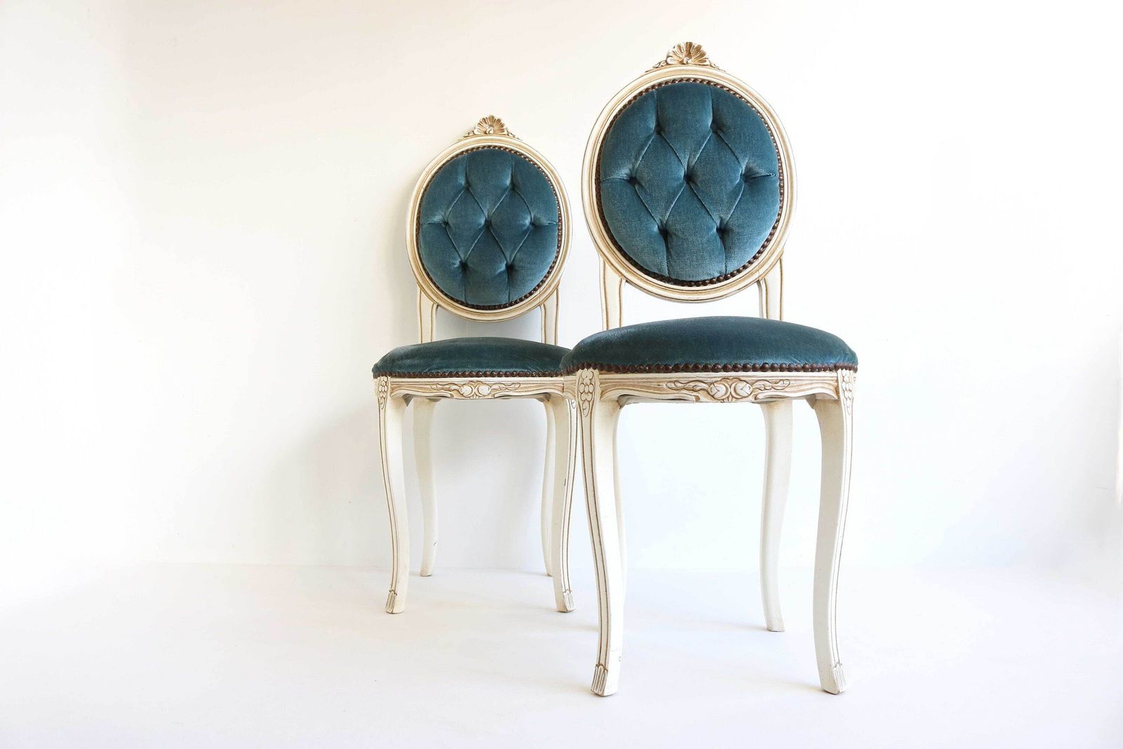 Set Hollywood Regency Italian Wood Carved Small Chairs Quilted Blue Fabric Romantic 1960 Midcentury Vanity Chairs Bedroom, Louis XV Style