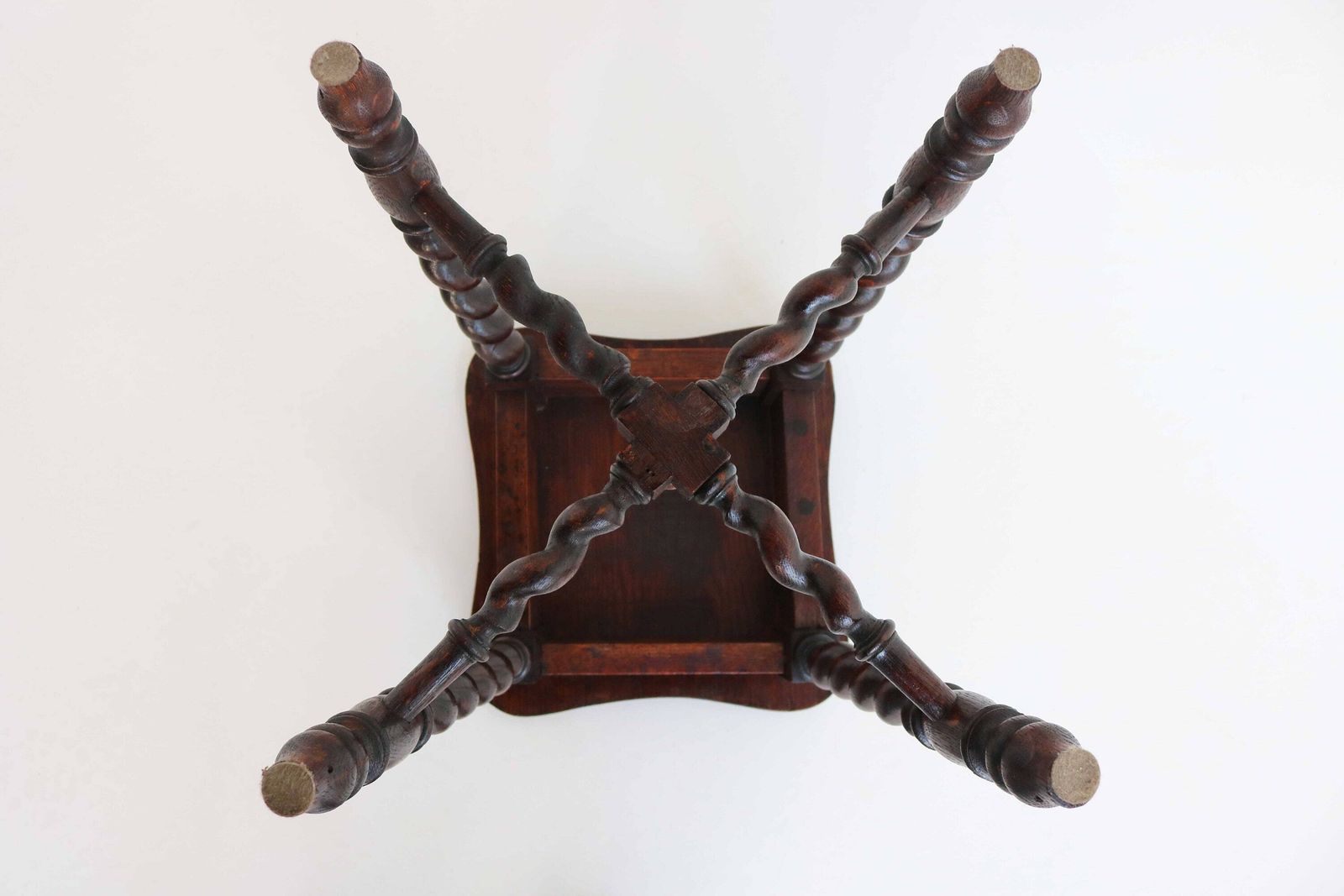 photo furniture Rustic English Oak Stool Antique Victorian Style Carved Wood Carved Stool Barley Twist Stool Side Table Kettle Stand Country Home 1880 1900