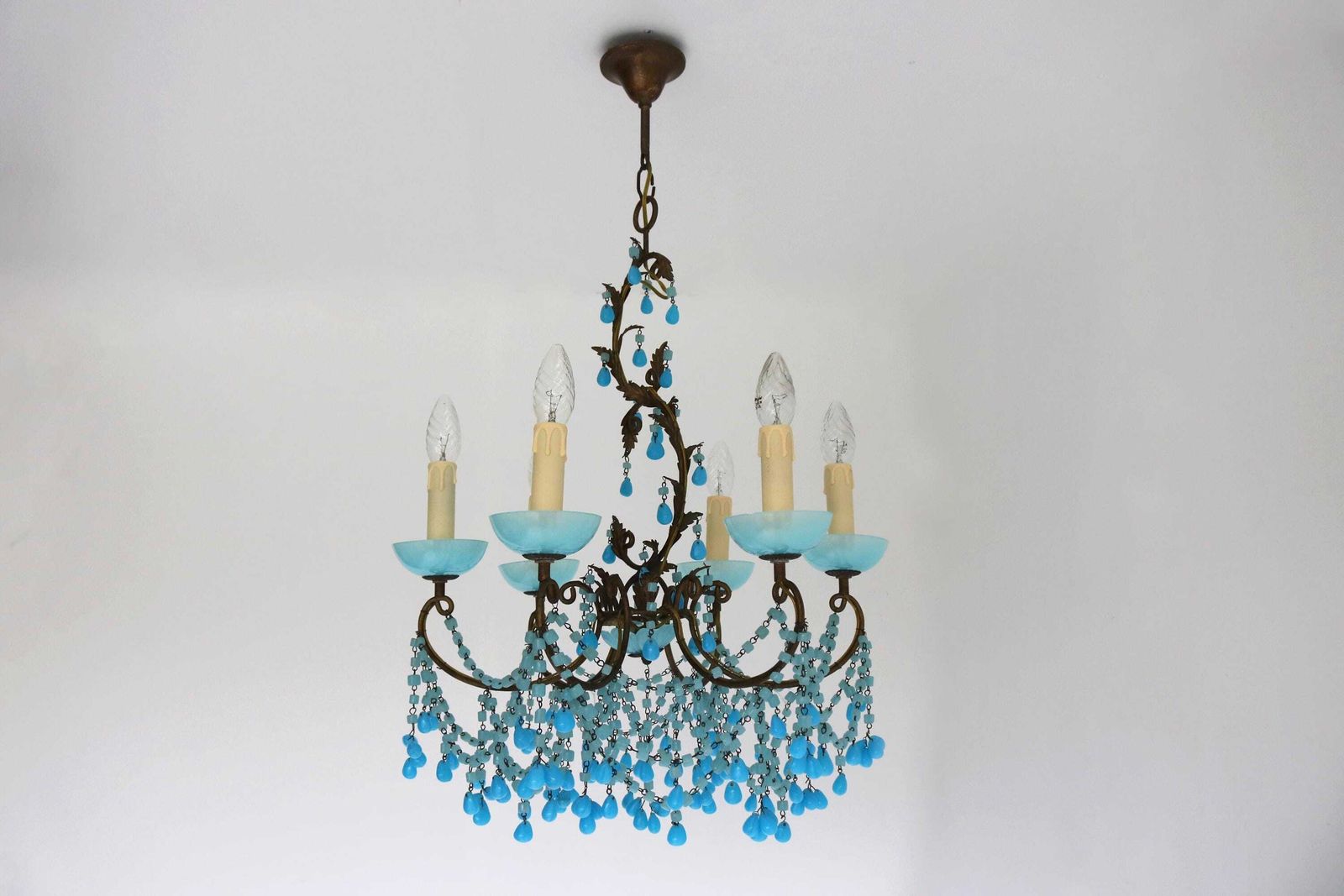 Antieke Franse Murano Blauwe Kralen Guirlandes Opaline Kralen Luchter Macaroni Kralen Kroonluchter Hanglamp Kleine Steentjes Ca. 1920 photo for sale