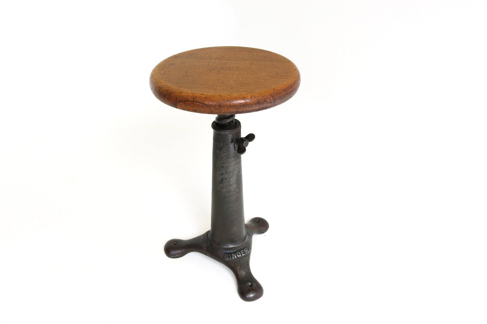 Industriële Fabriekskruk Van Singer – Gietijzeren Onderstel, Houten Zitting, Verstelbaar, Driepoot, Ca. 1930 – Vintage Antieke Naaierskruk, Textielfabriek, Draaikruk