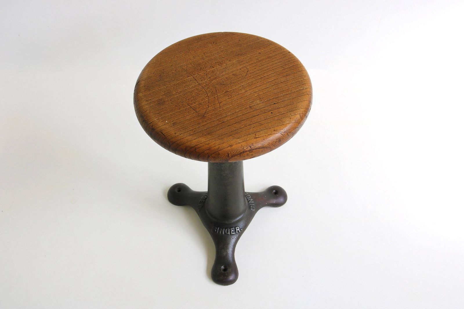 Industriële Fabriekskruk Van Singer – Gietijzeren Onderstel, Houten Zitting, Verstelbaar, Driepoot, Ca. 1930 – Vintage Antieke Naaierskruk, Textielfabriek, Draaikruk photo buy