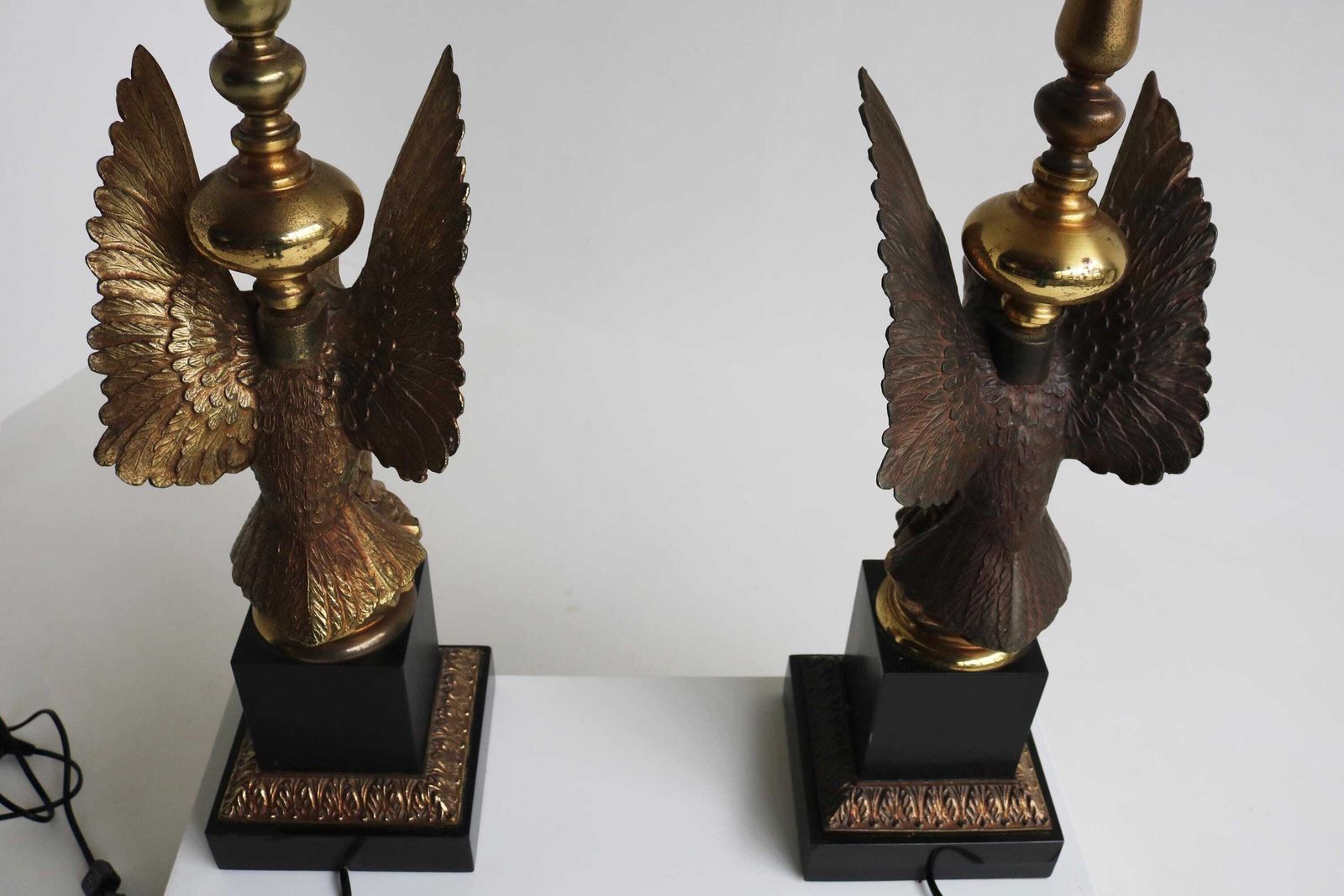 Deknudt   Loevsky & Loevsky   Paar Adelaar Tafellampen   Twee Hollywood Regency Bureaulampen   Mid Century Paar Messing Design Lampen   Vintage 1970 photo vinterior