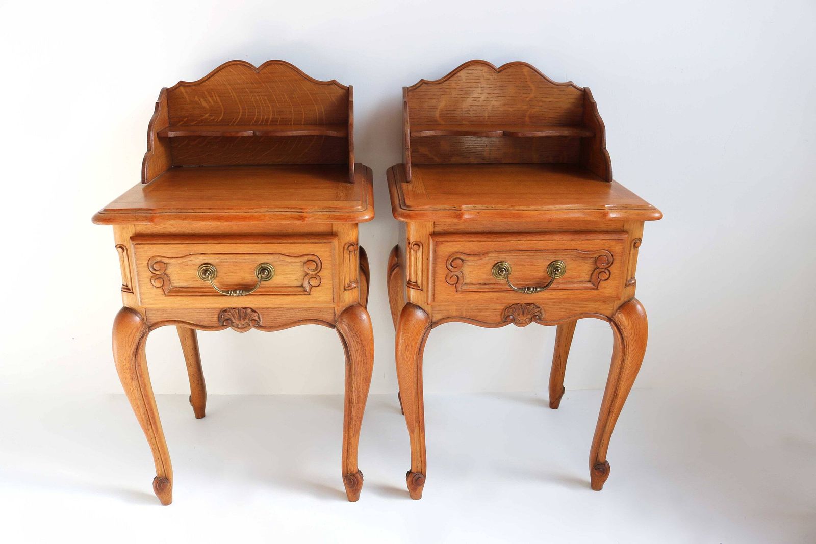 Stel Louis XV Stijl Nachtkastjes Met Lade En Plank – Set Van 2 | Franse Provinciale Stijl | Eiken Bijzettafels | Houten Kastjes | Mid Century Jaren 1960 photo furniture