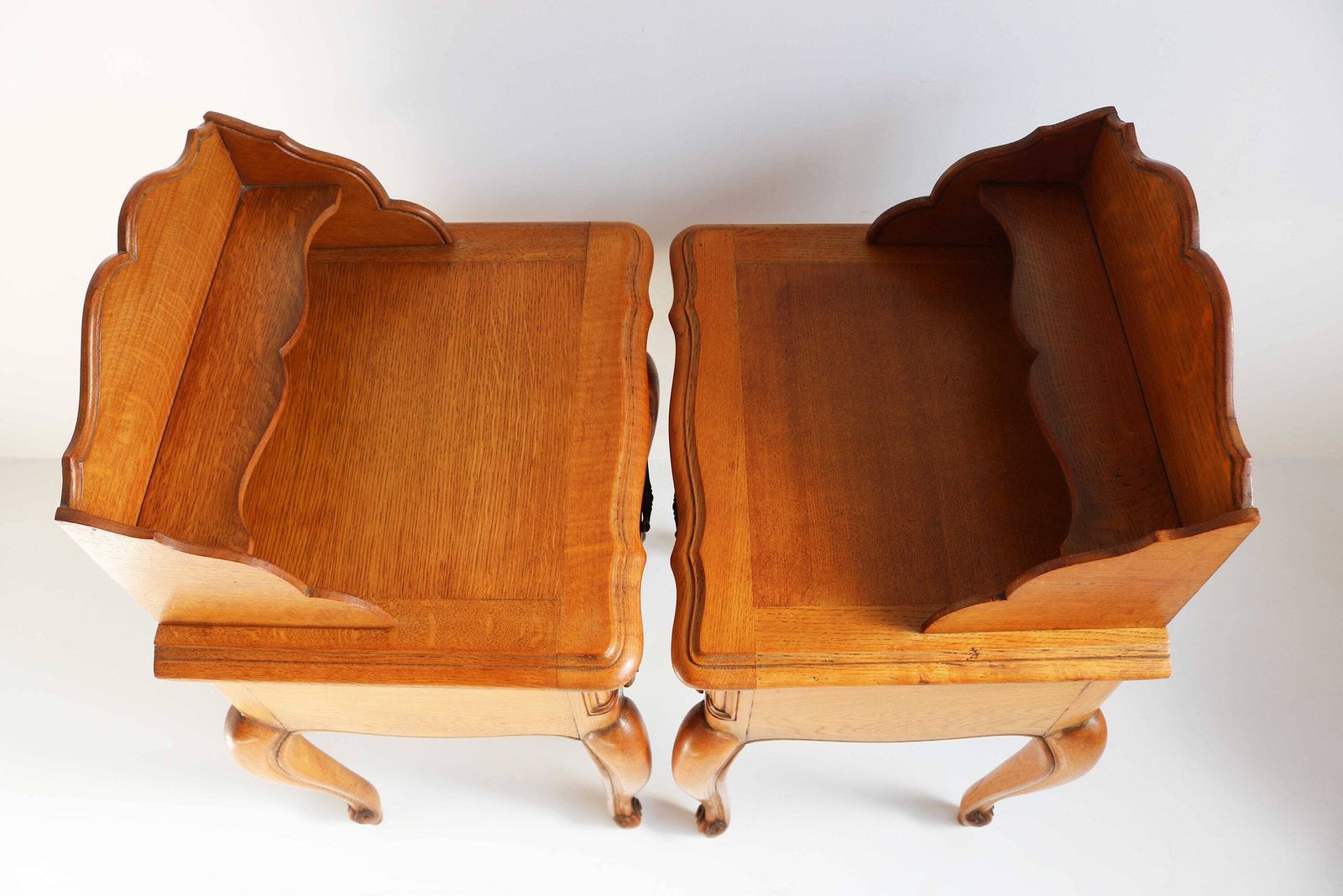 Stel Louis XV Stijl Nachtkastjes Met Lade En Plank – Set Van 2 | Franse Provinciale Stijl | Eiken Bijzettafels | Houten Kastjes | Mid Century Jaren 1960 photo vinterior