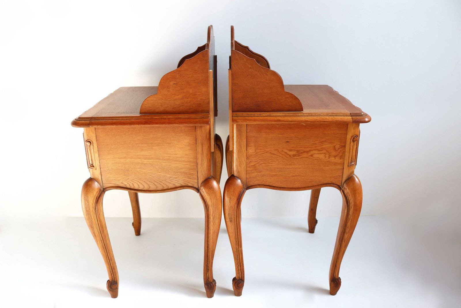 Stel Louis XV Stijl Nachtkastjes Met Lade En Plank – Set Van 2 | Franse Provinciale Stijl | Eiken Bijzettafels | Houten Kastjes | Mid Century Jaren 1960 photo buy