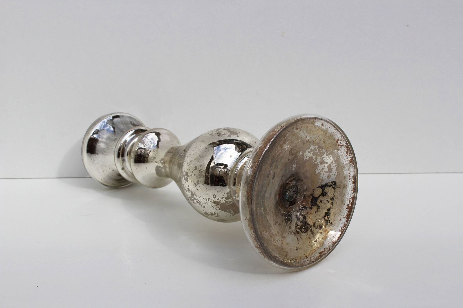 Antieke Nederlandse Kwikzilver Victoriaanse Kaarsenhouder Van Geblazen Glas Met Spiegeleffect – Armeluis Zilver, Ca. 1900 – 19e Eeuw, Holland photo vintage