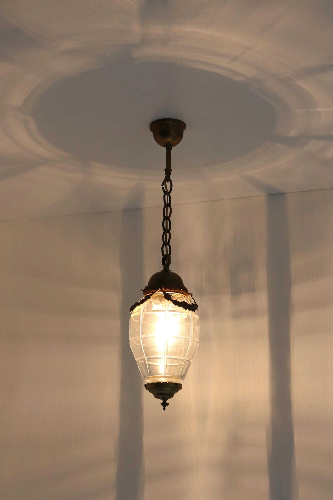 Antieke Art Deco Franse Hanglamp Met Guirlandes, Verguld Messing En Gegraveerd Glas, Plafondlamp, Ganglamp, Lantaarn, Jaren 1930 photo buy