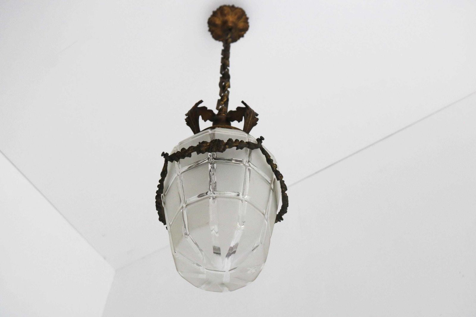 Antieke Franse Hanglamp In Verguld Messing En Gesatineerd Geslepen Glas – Art Deco Krooplamp, Jaren 1930 photo Verlichting