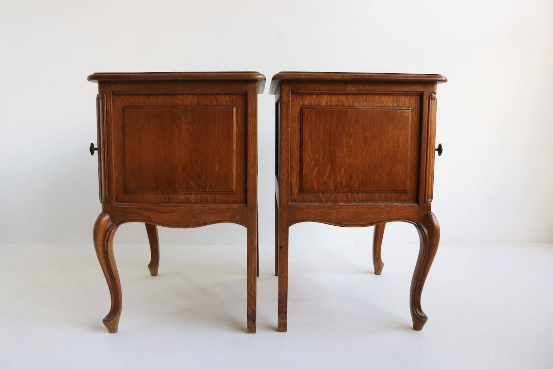 Handgesneden Country French Louis XVI-stijl Handgemaakt Eiken Nachtkastjes 1960 Deurtjes Mid-Century Bedside Tables Vintage End Tables photo vinterior